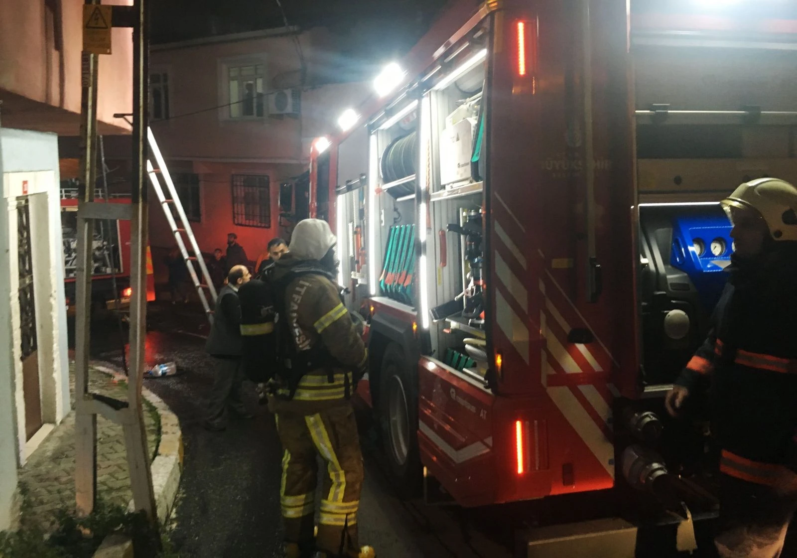 Engelli annesini yangından kurtardı