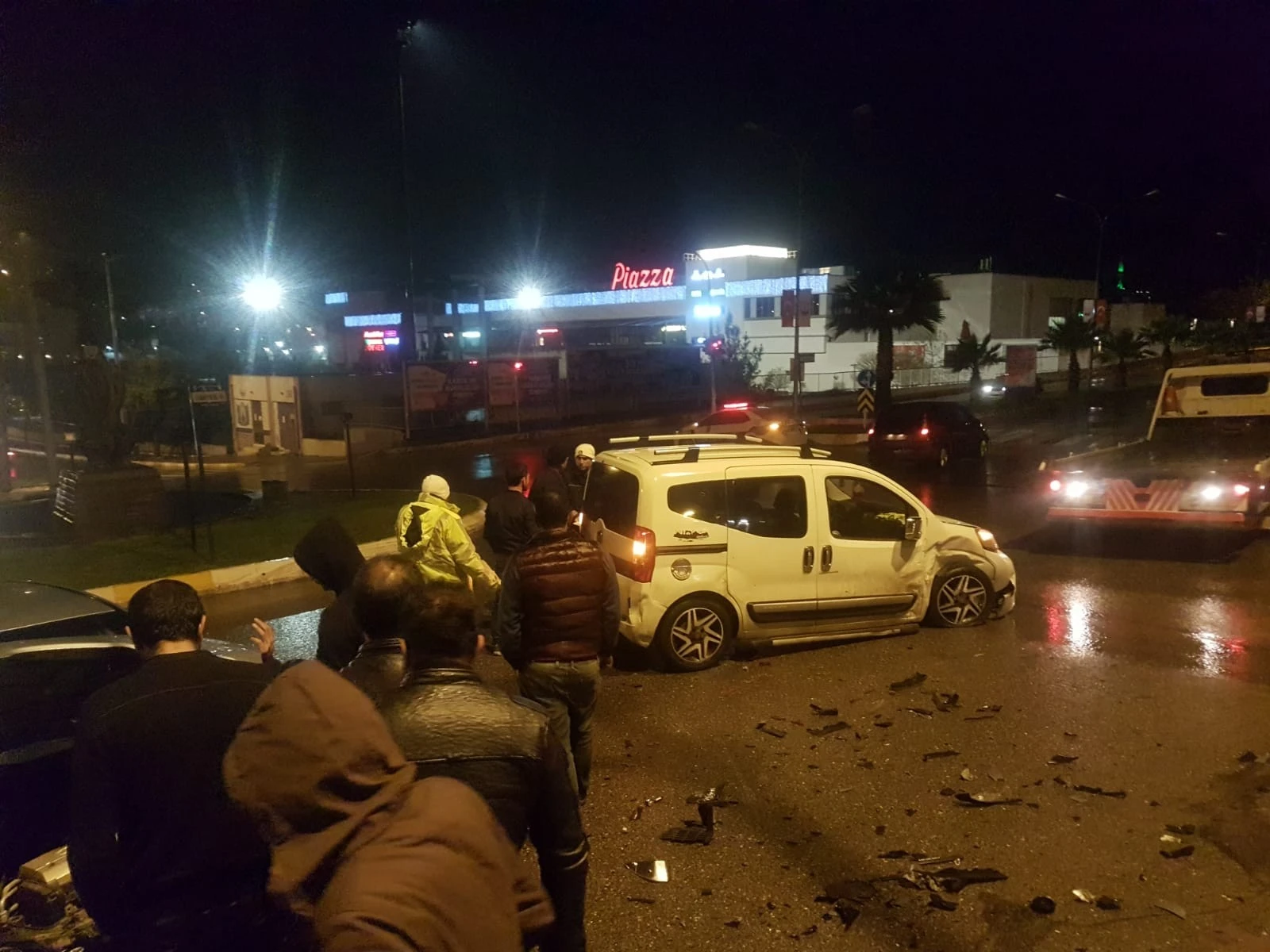 Otomobiller kafa kafaya çarpıştı: 2 yaralı