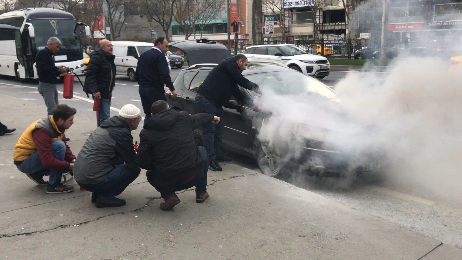 Herkes sokağa döküldü, korku dolu dakikalar