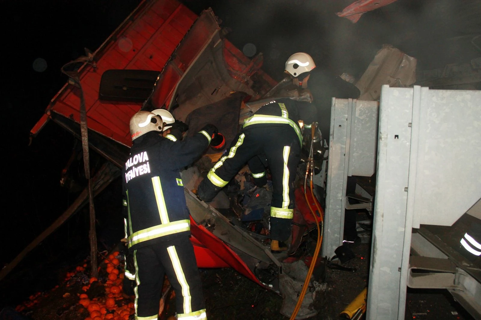 Yalova’da portakal kamyonu devrildi: 1 ölü