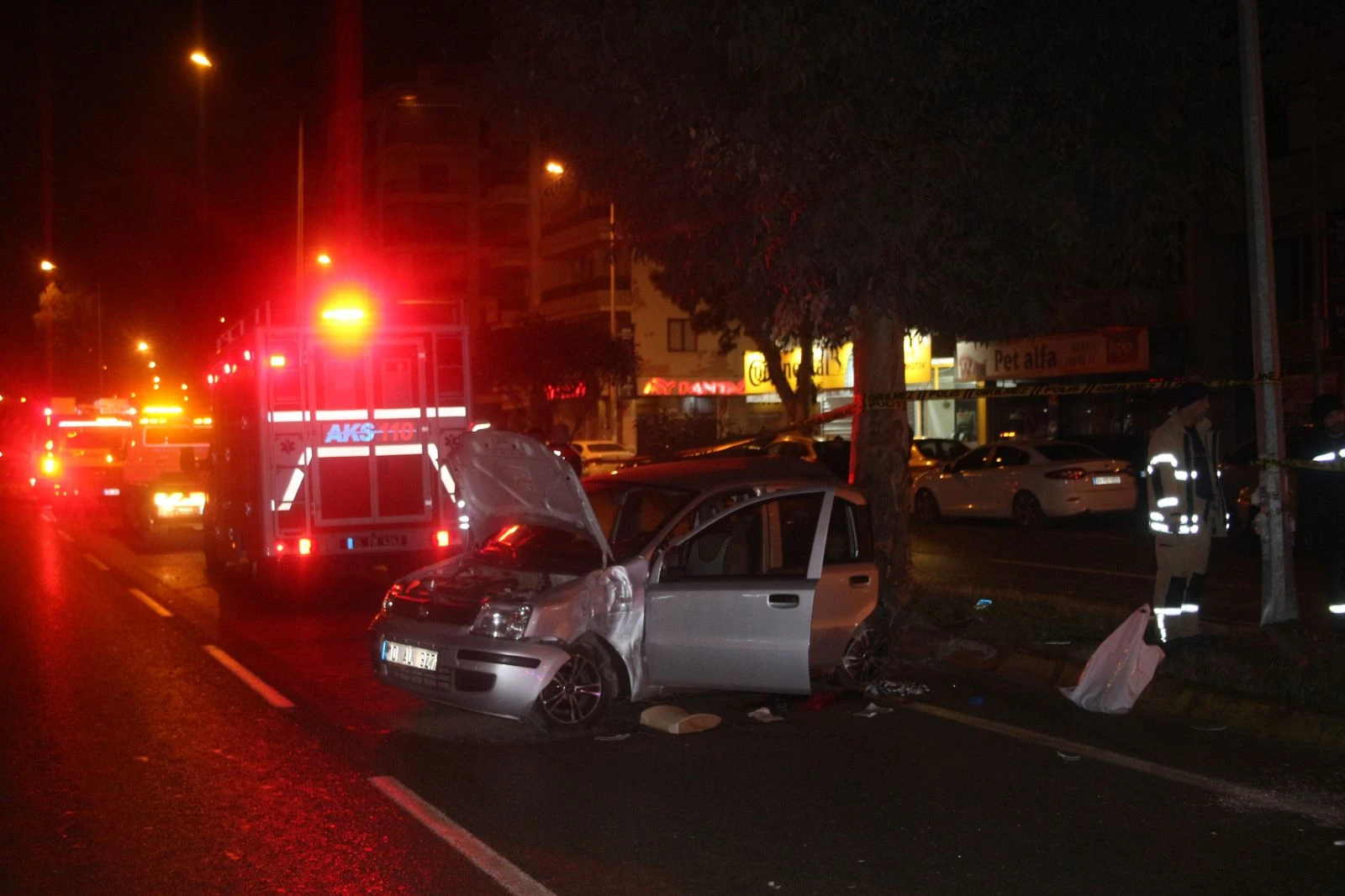 Elektrik direğine çarpan araçta 1 kişi öldü, 2 kişi yaralandı