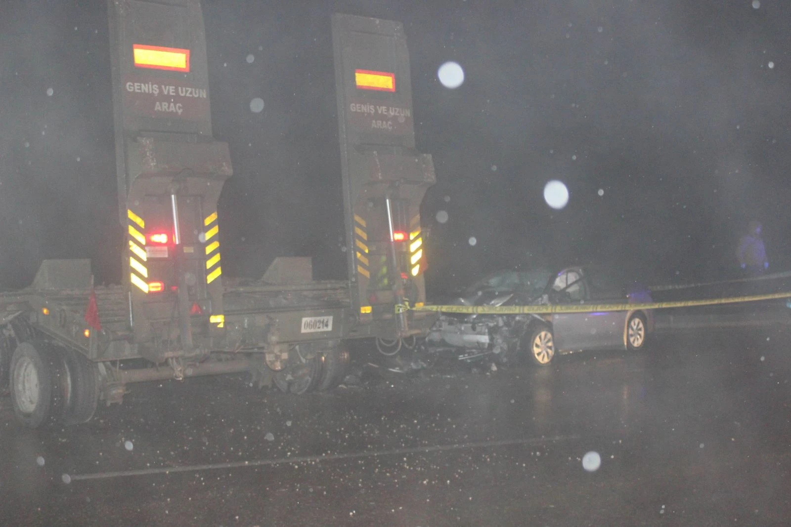 Otomobil askeri tıra çarptı: 1 ölü 1 yaralı