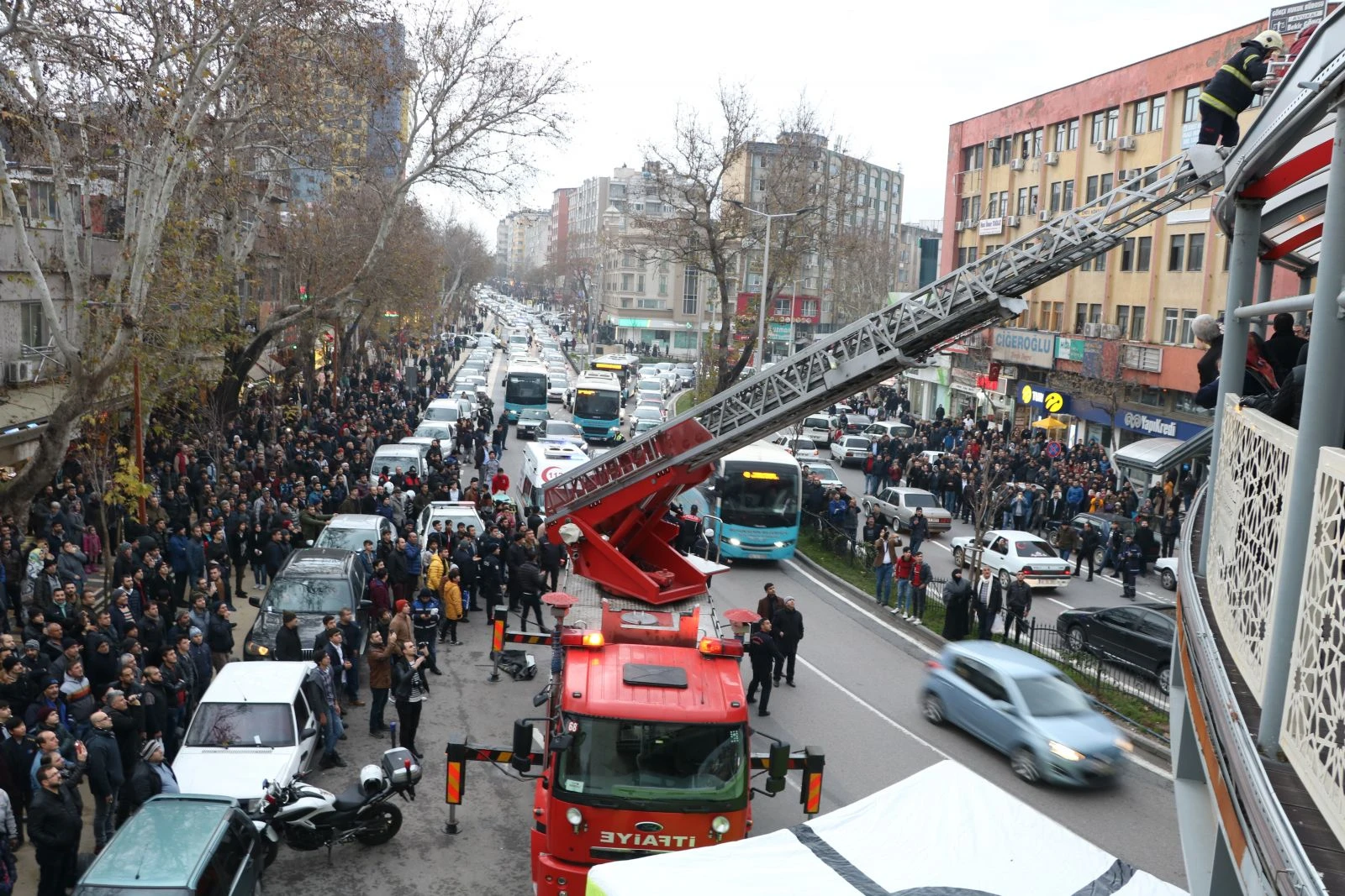Elinde Türk Bayrağı ile intihar girişiminde bulundu