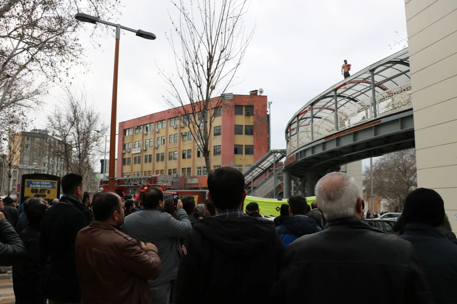 Elinde Türk Bayrağı ile intihar girişiminde bulundu