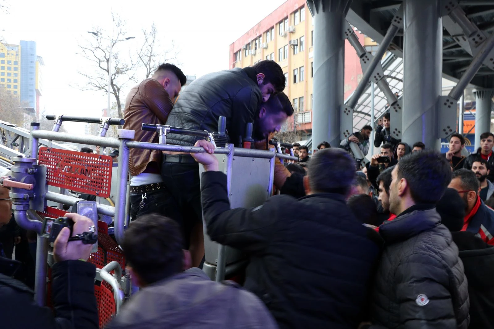 Elinde Türk Bayrağı ile intihar girişiminde bulundu
