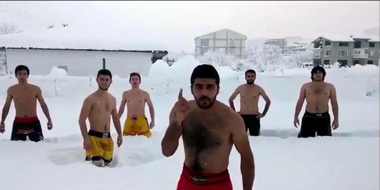 Üniversite öğrencilerinden şortlu kar çılgınlığı