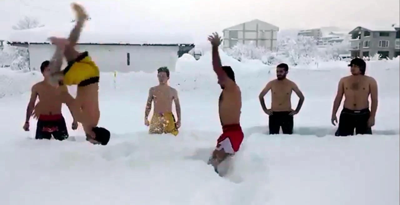 Üniversite öğrencilerinden şortlu kar çılgınlığı