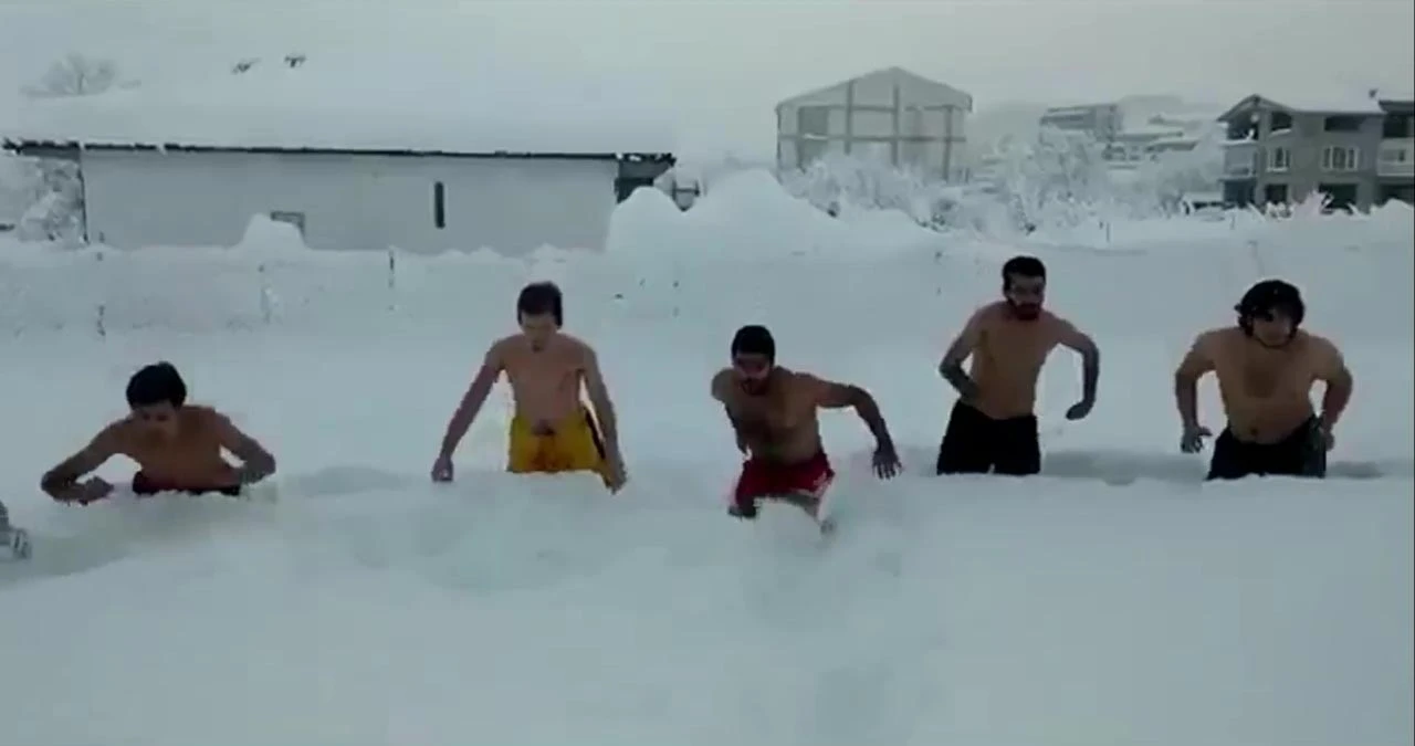 Üniversite öğrencilerinden şortlu kar çılgınlığı