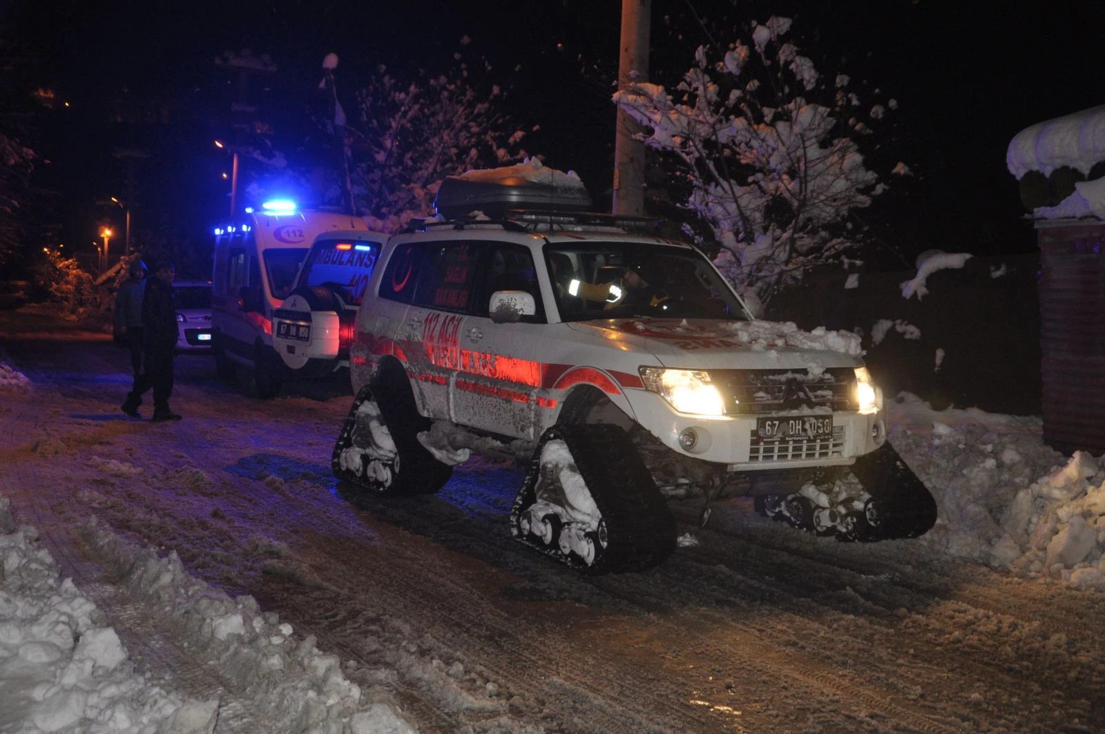 Eve giden yol karla kaplandı! Kalp krizi geçiren yaşlı kadın paletli ambulansla kurtarıldı