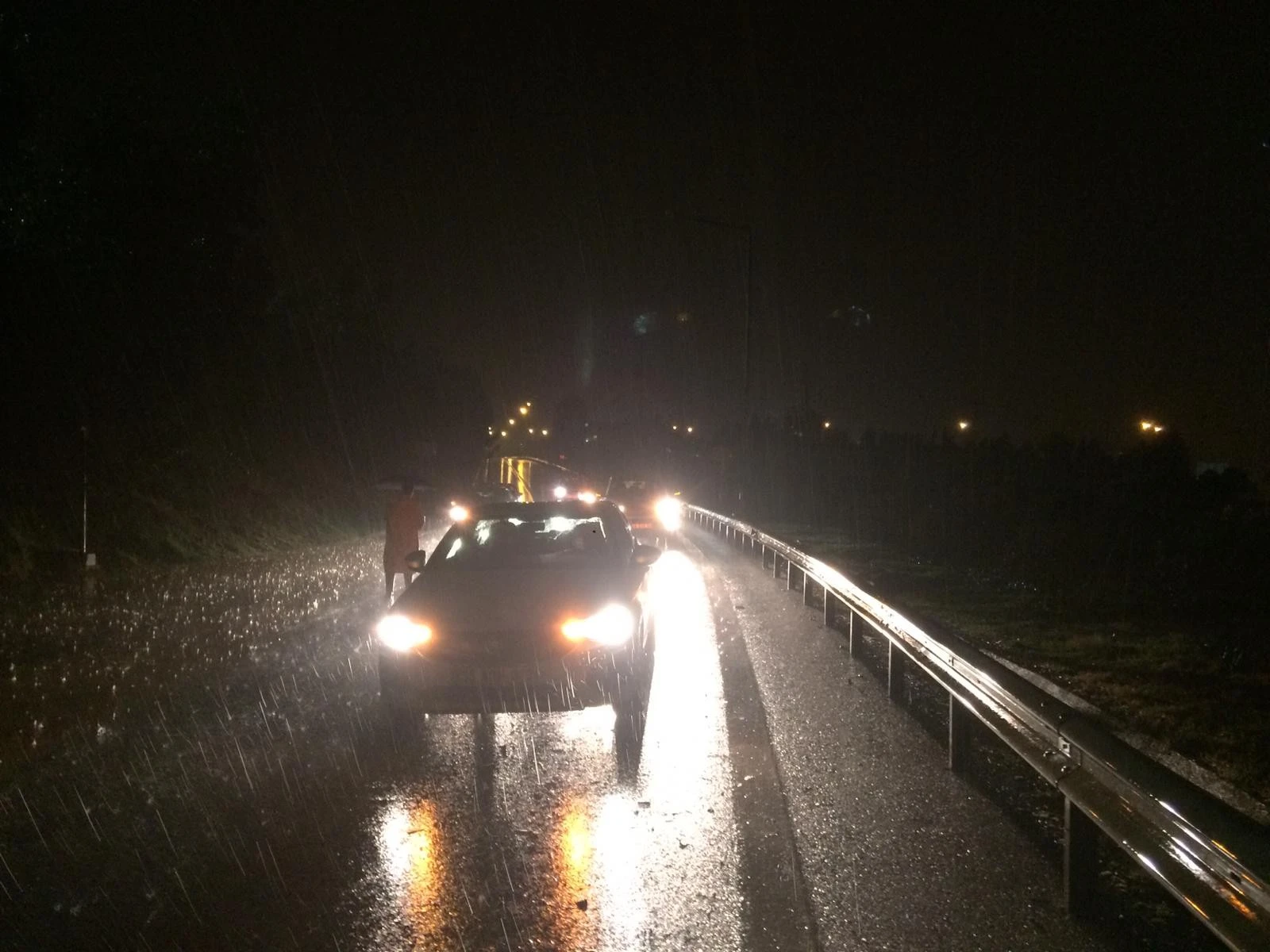 İzmir’de sağanak yağış hayatı olumsuz etkiledi