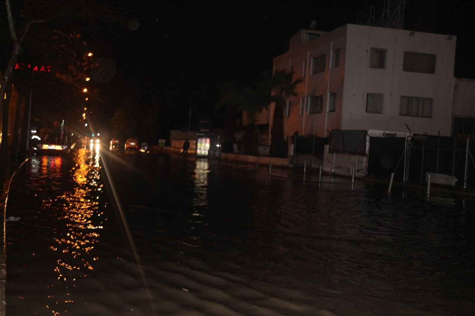 İzmir’de sağanak yağış hayatı olumsuz etkiledi