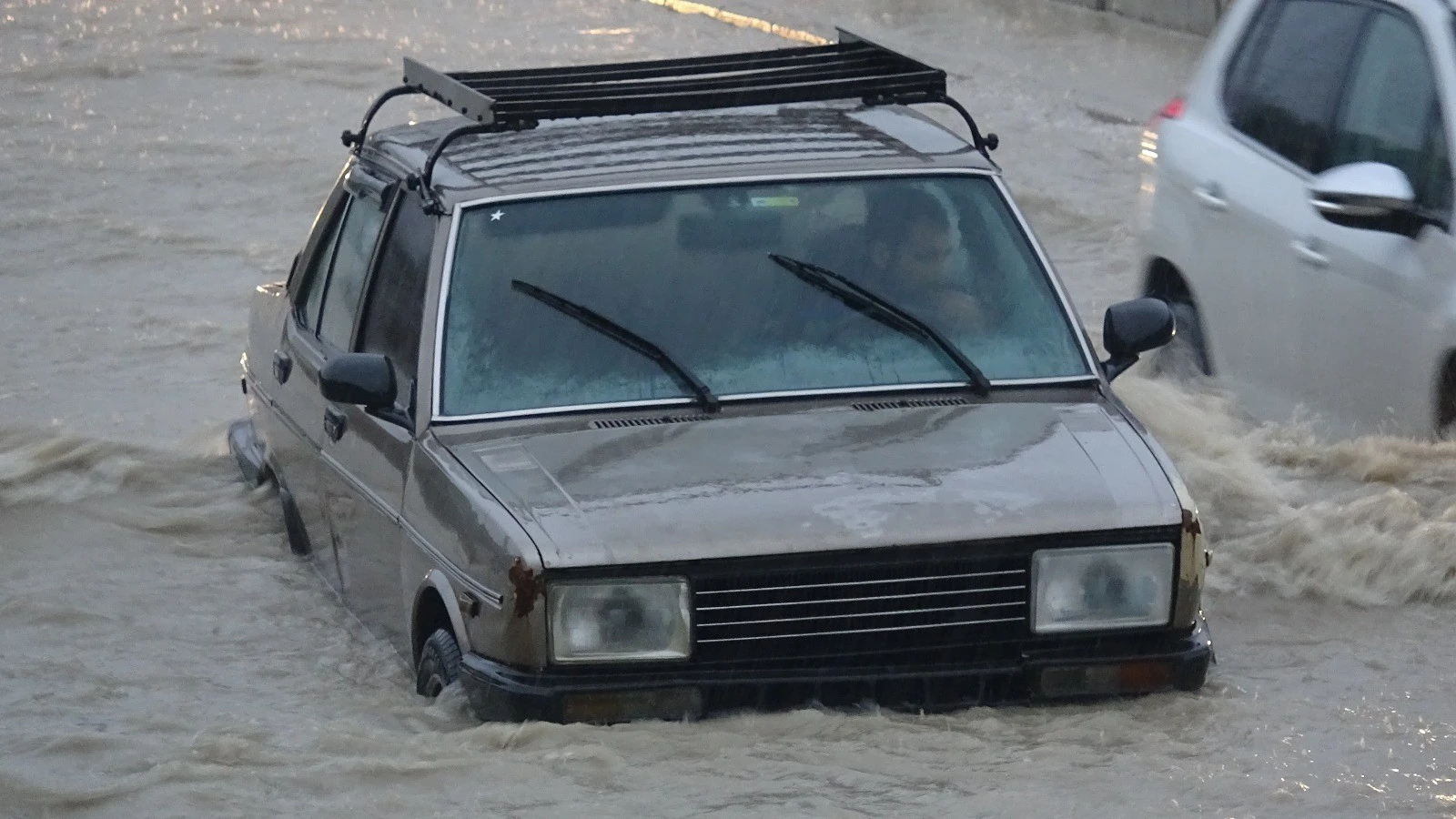 Kuşadası sele teslim oldu