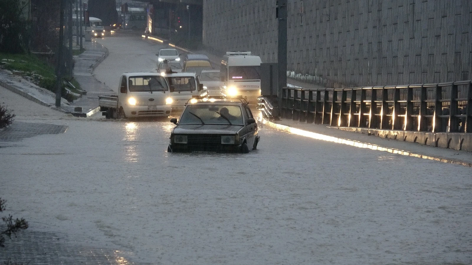 Kuşadası sele teslim oldu