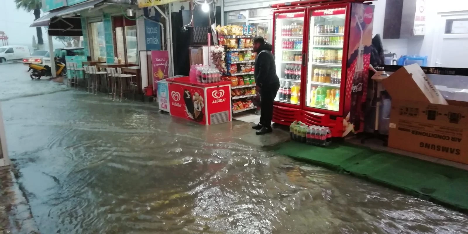 Kuşadası sele teslim oldu