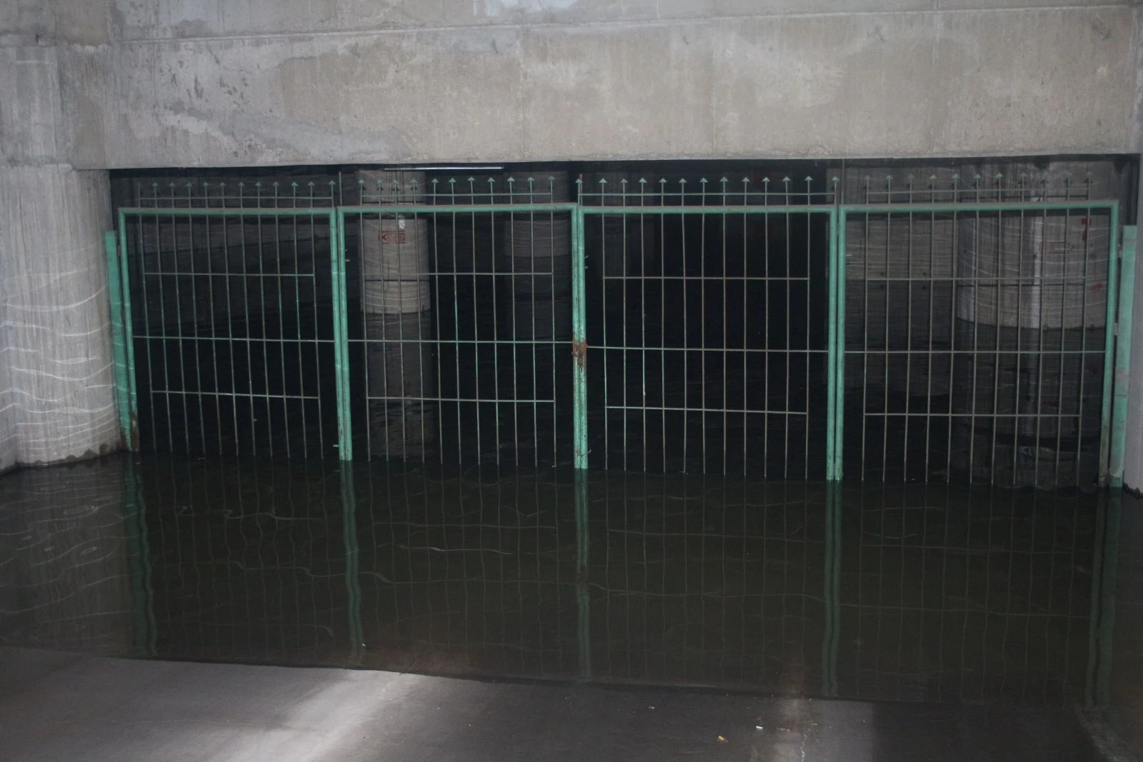 İzmir Şehirlerarası Otobüs Terminali sular altında kaldı, elektrikler kesildi