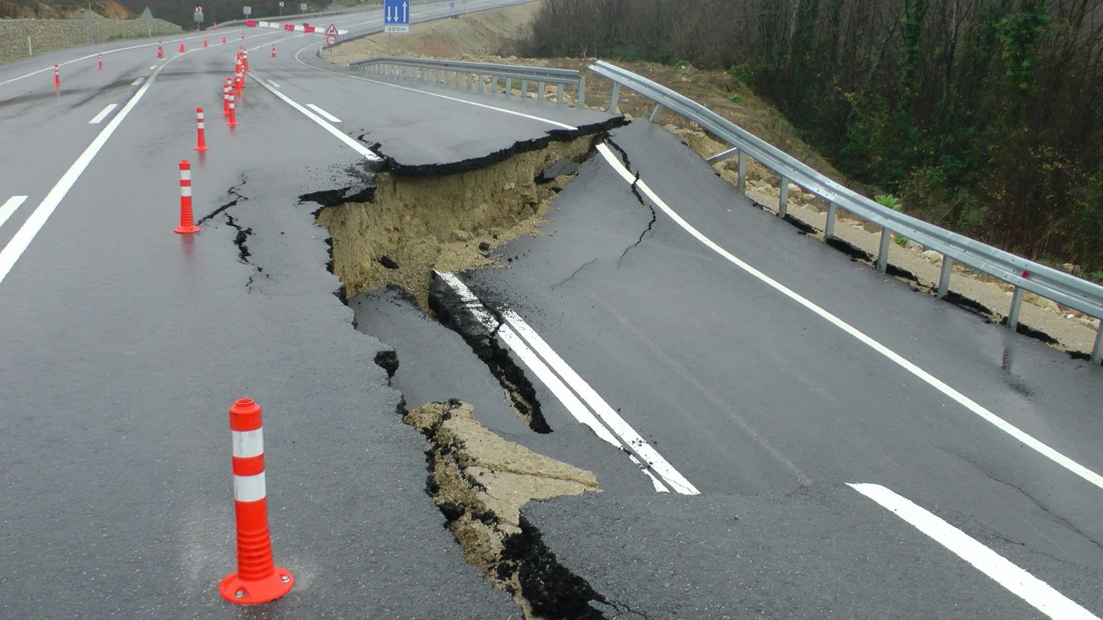 Sağanak yağış sahil yolunu çökertti