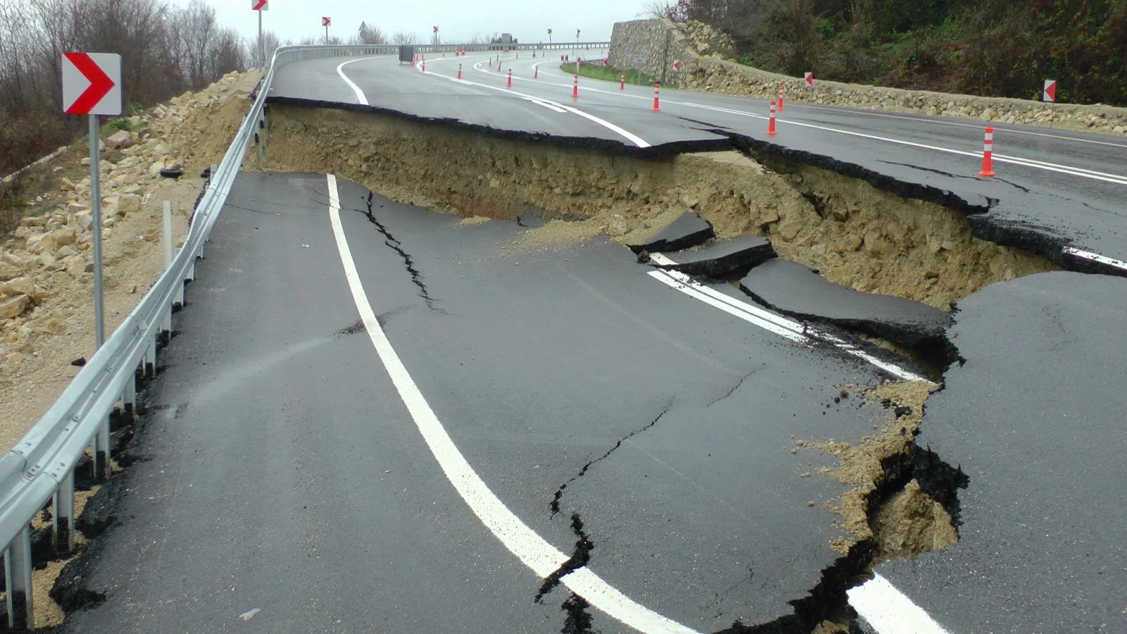 Sağanak yağış sahil yolunu çökertti