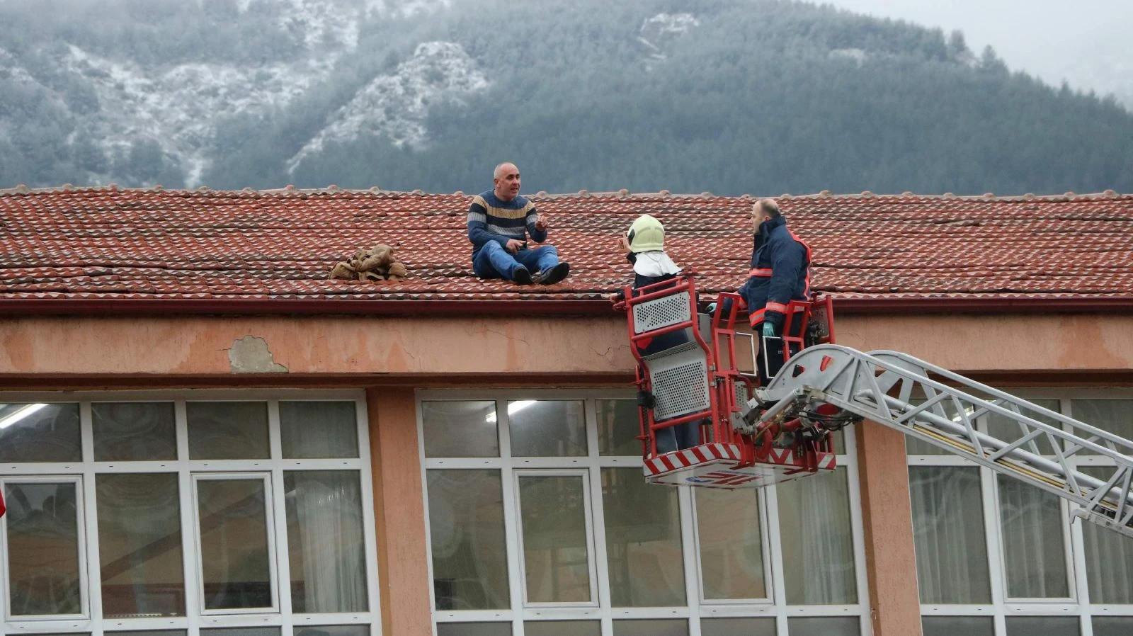 Lisede korku dolu anlar! Bunalıma girdi, intihar etmek için çatıya çıktı