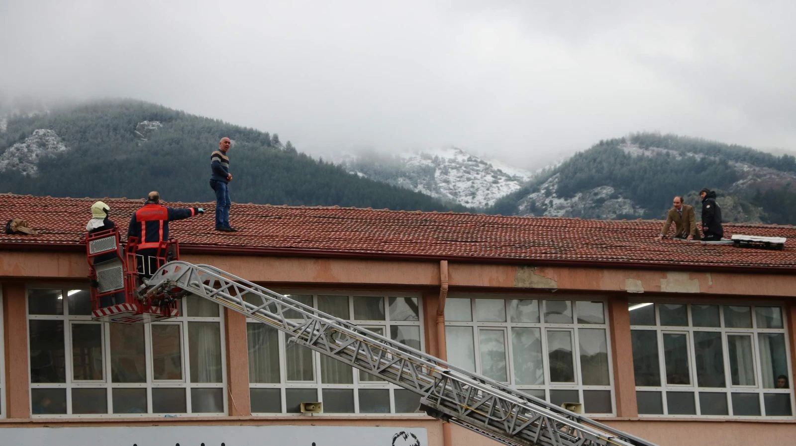 Lisede korku dolu anlar! Bunalıma girdi, intihar etmek için çatıya çıktı