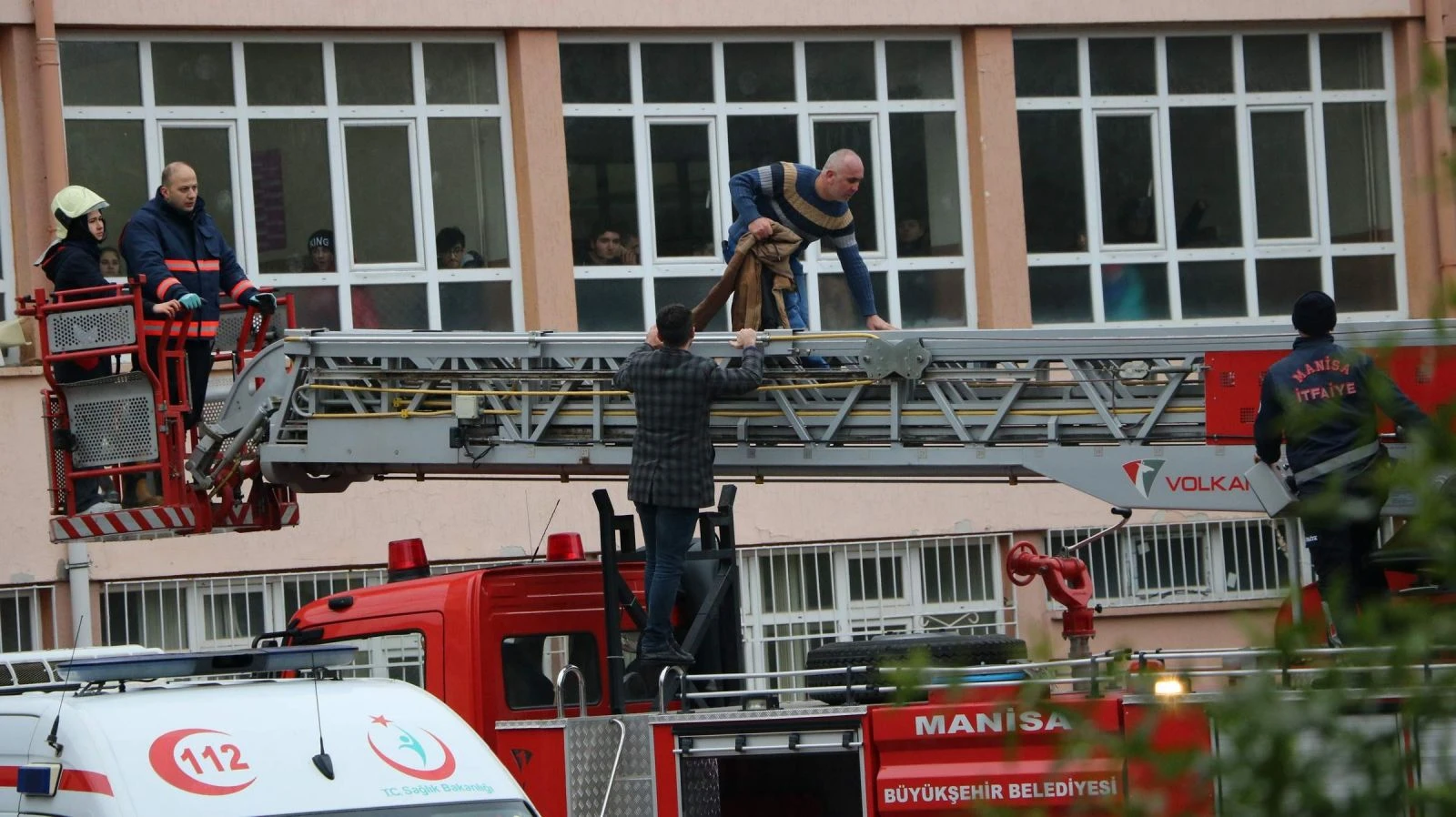 Lisede korku dolu anlar! Bunalıma girdi, intihar etmek için çatıya çıktı