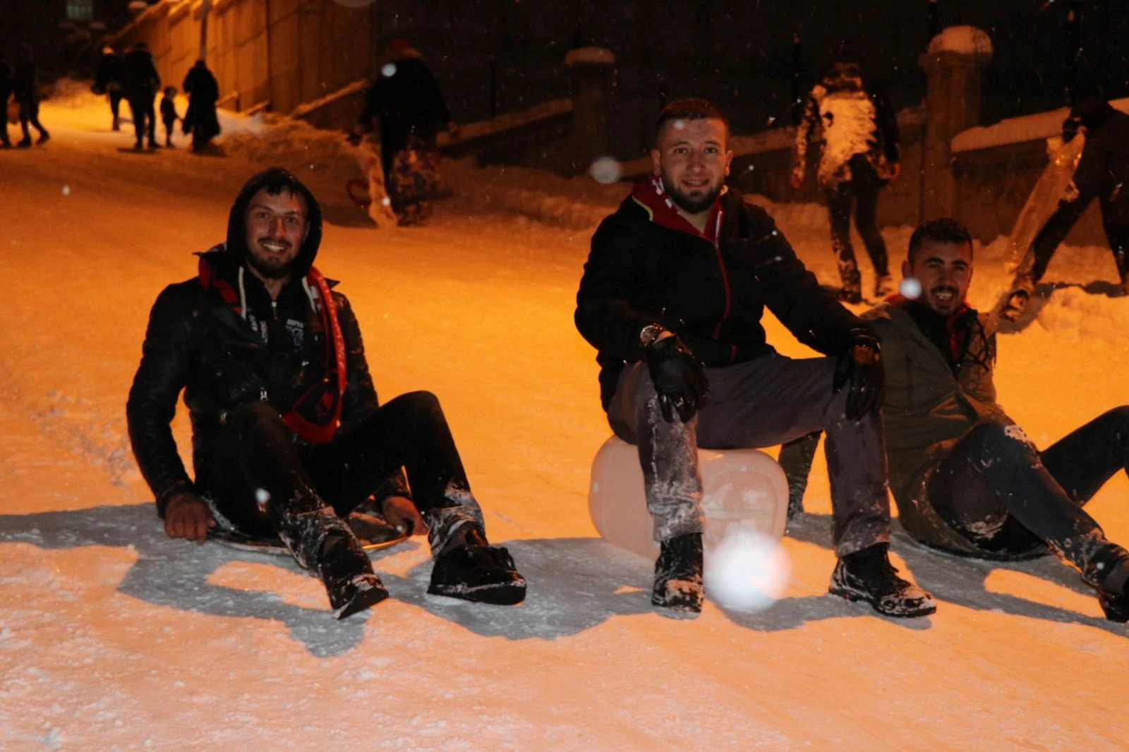 Sokağı kayak merkezine çevirdiler