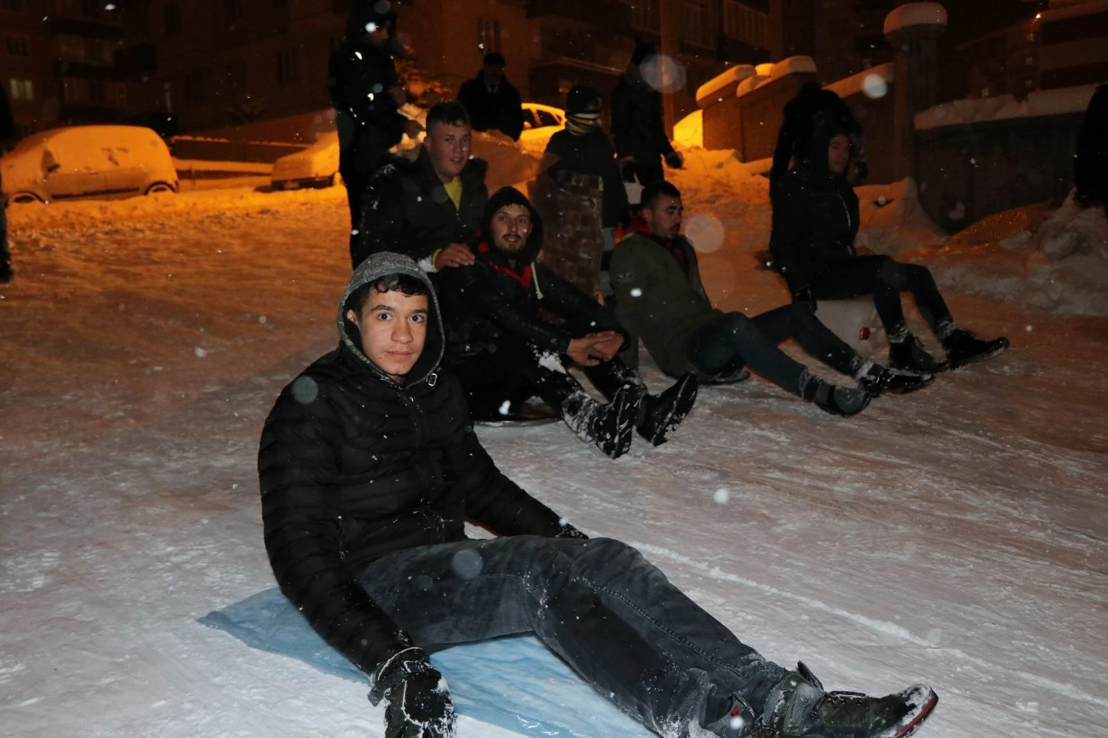 Sokağı kayak merkezine çevirdiler