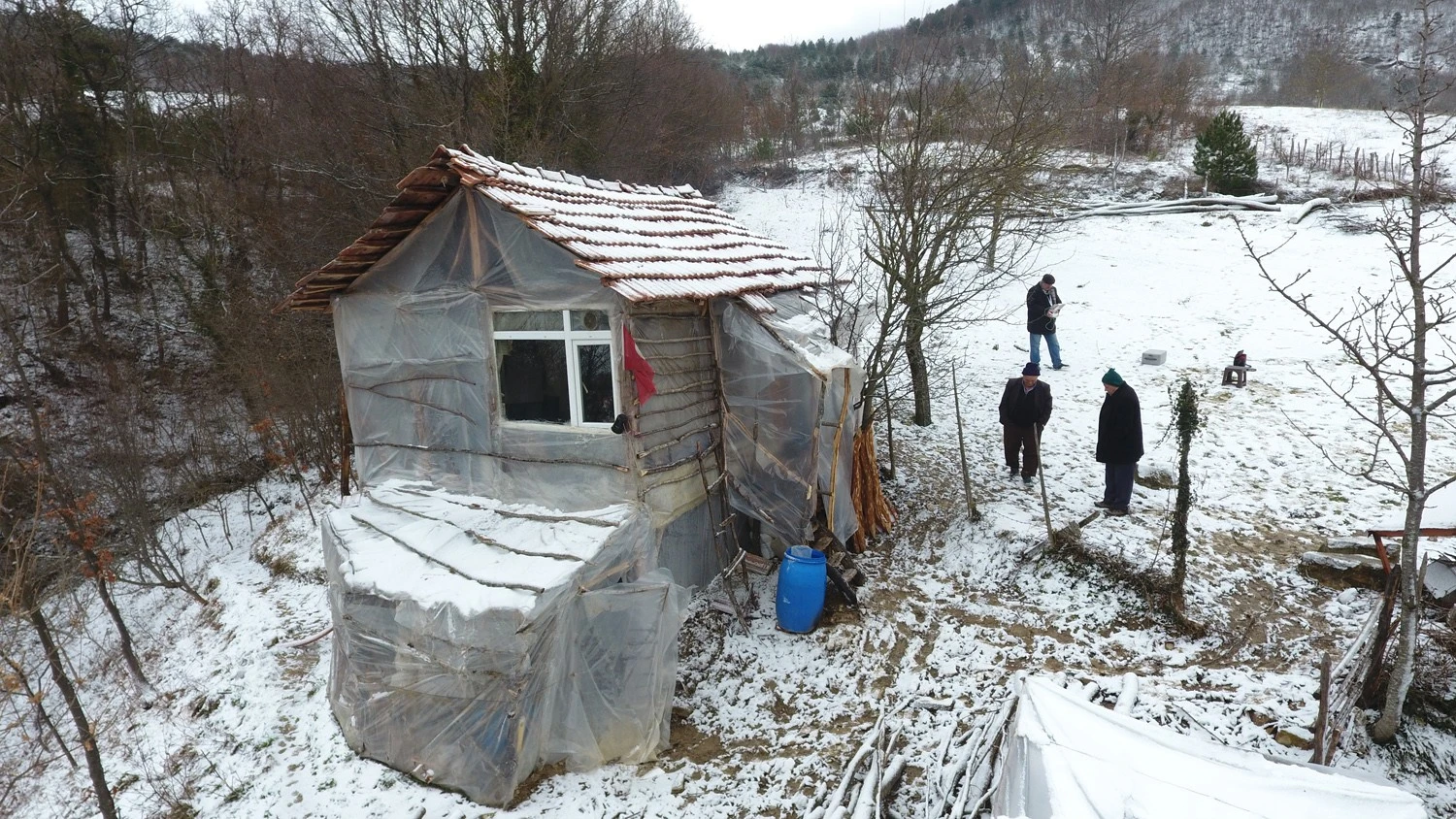 Kış günü naylon barakada yaşam savaşı! Tek isteği bir ev