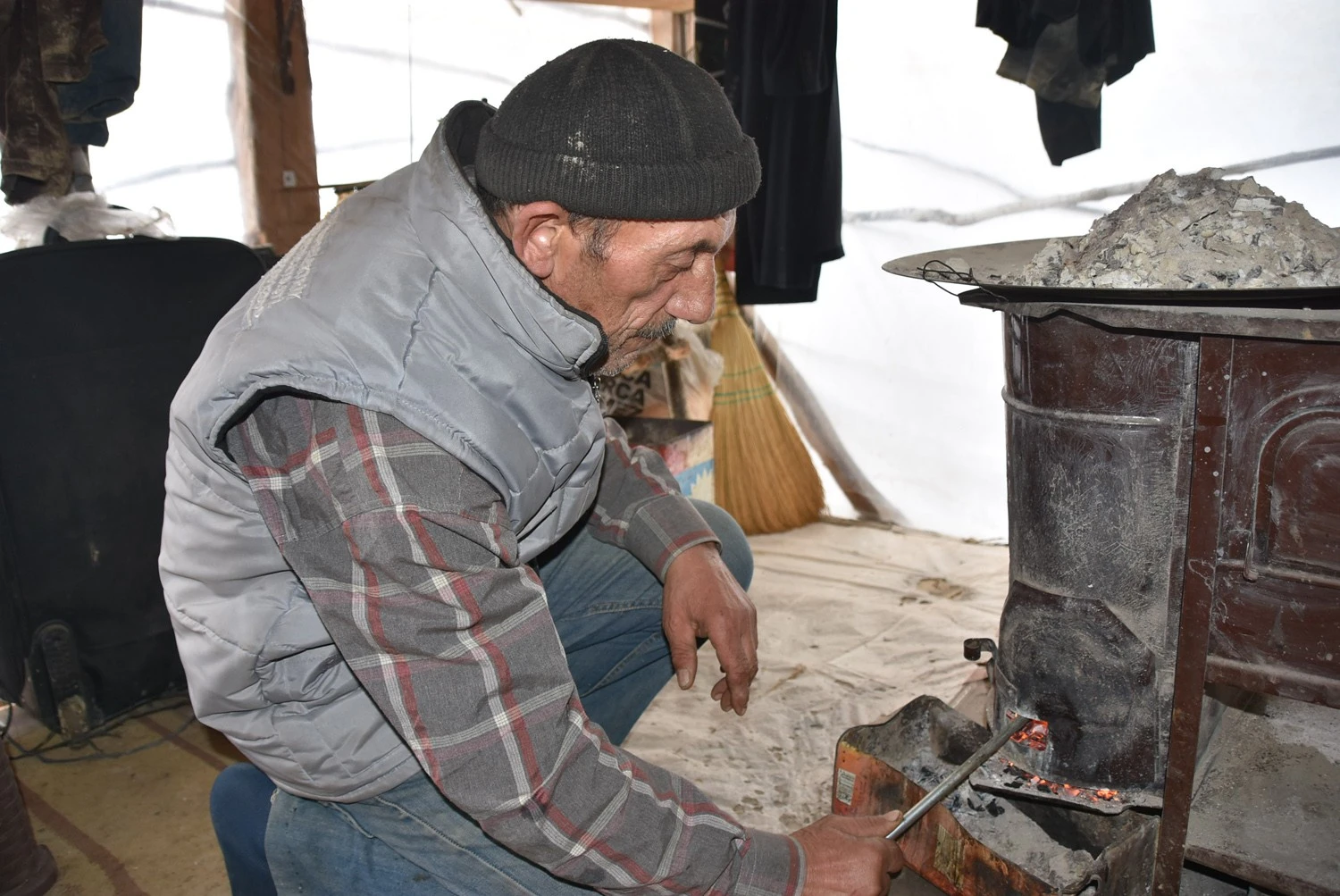 Kış günü naylon barakada yaşam savaşı! Tek isteği bir ev