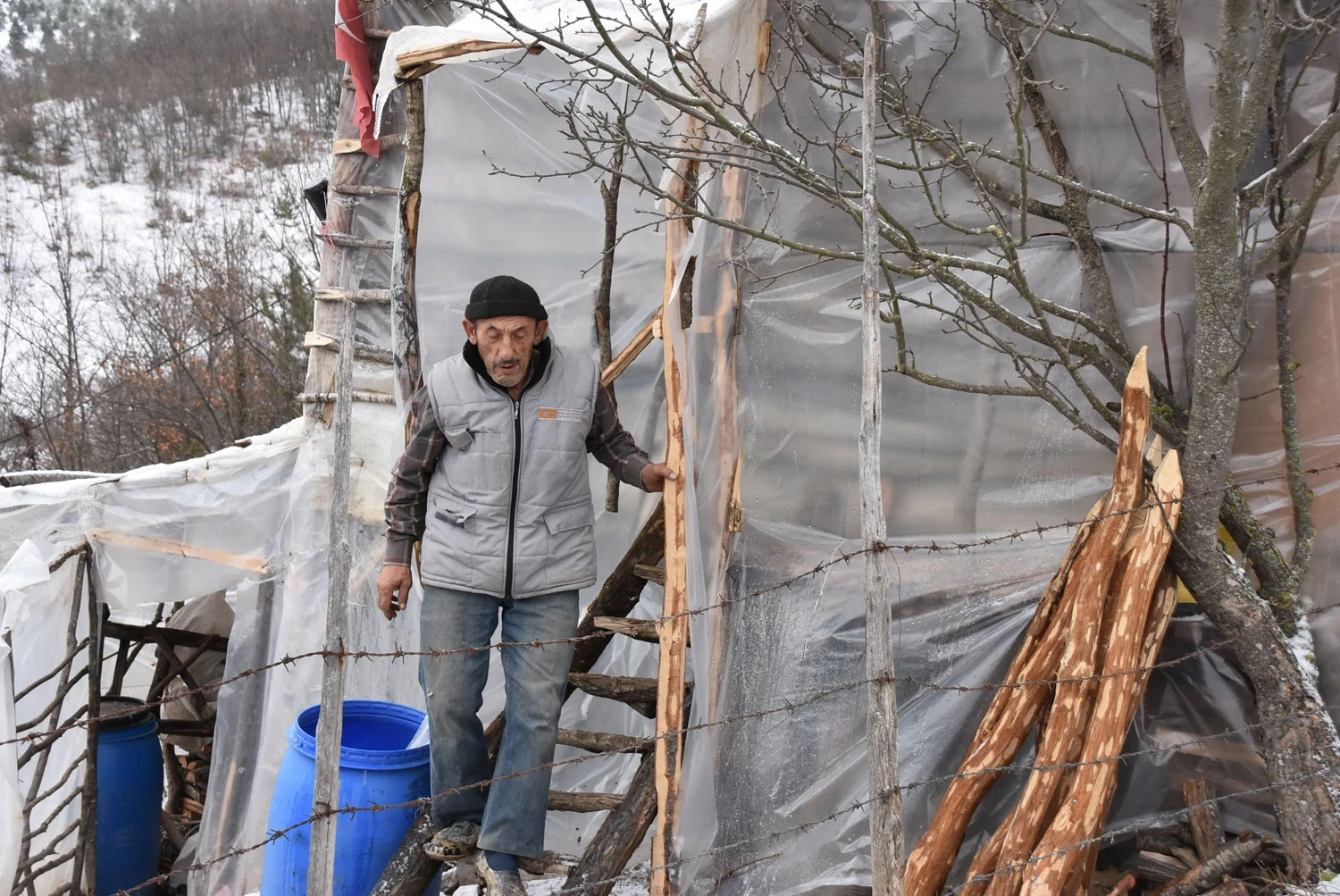 Kış günü naylon barakada yaşam savaşı! Tek isteği bir ev