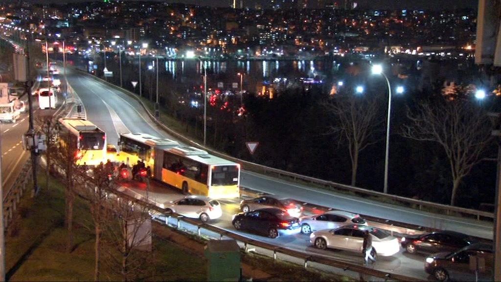 Haliç'te sürücülerin yol verme inadı kazayla sonuçlandı