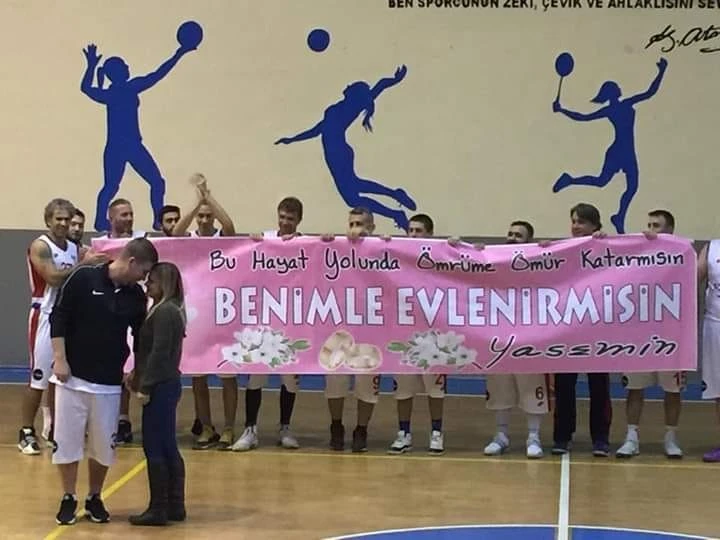Basketbol maçında sürpriz evlilik teklifi
