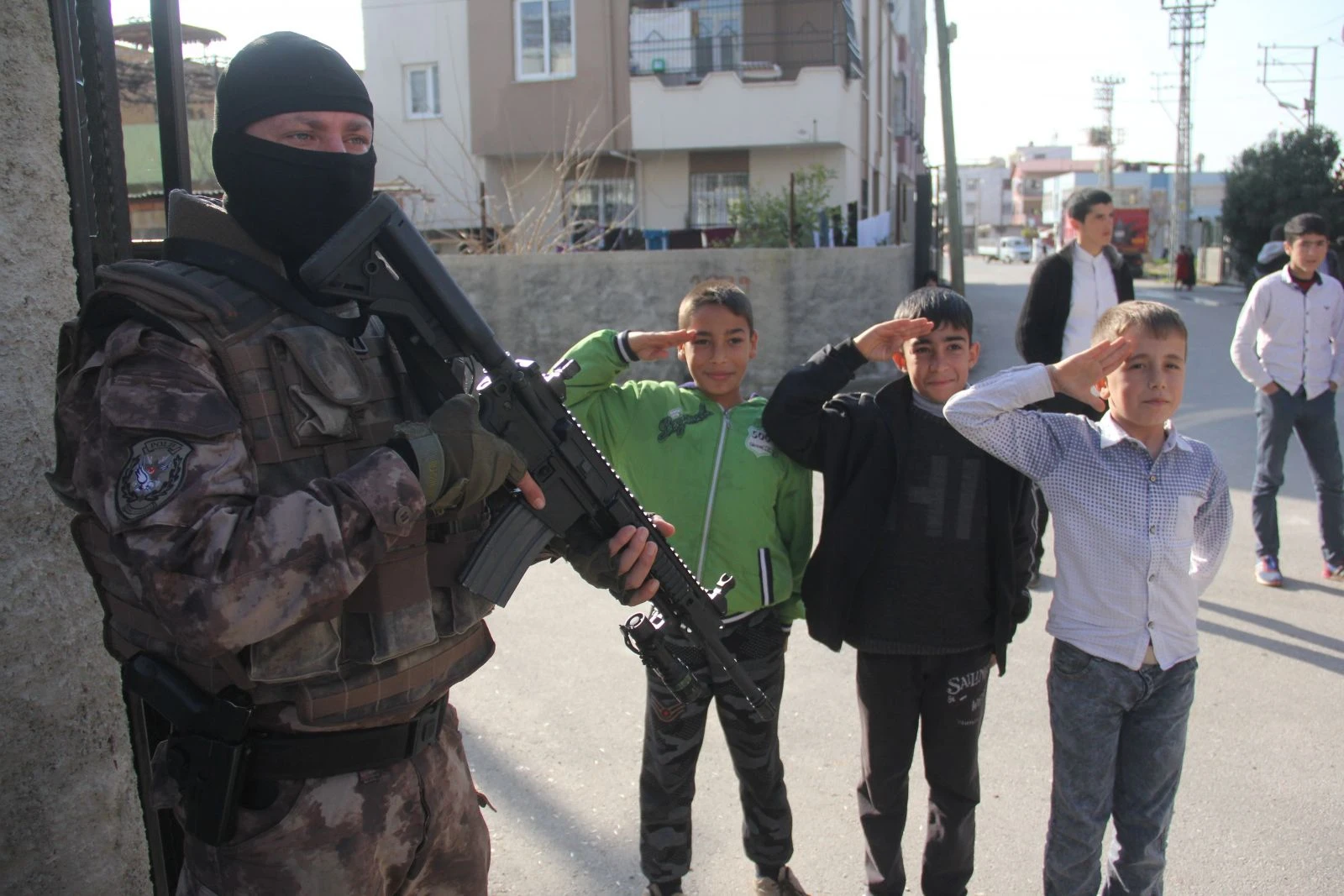 Çocuklar polisi asker selamıyla karşıladı, polis PKK yazılarını ay yıldız ile kapattı