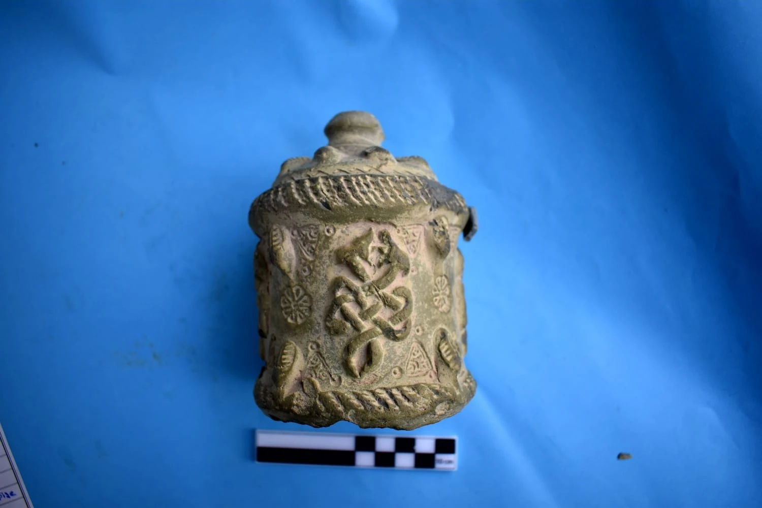 Şanlıurfa'da 900 yıllık ilaç şişesi bulundu