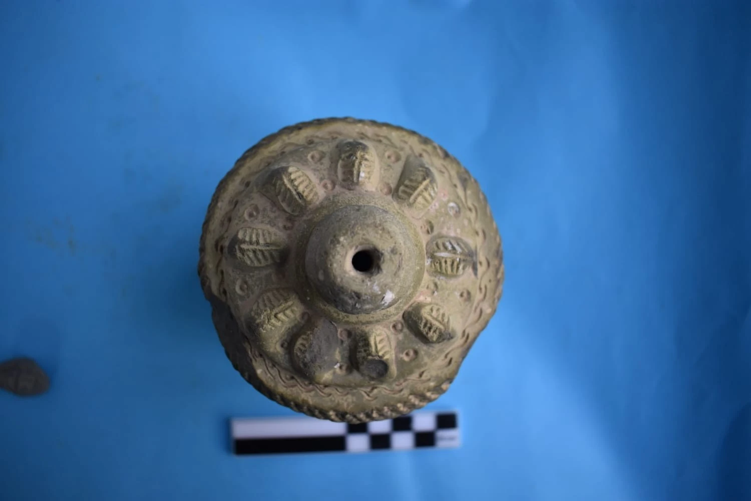 Şanlıurfa'da 900 yıllık ilaç şişesi bulundu