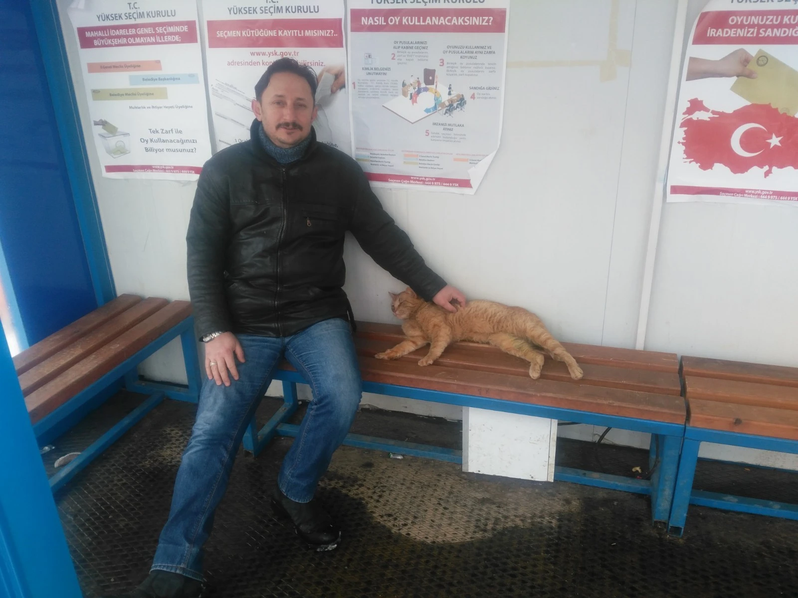 Soğuk ve kar yağışından korunmak için klimalı durağa sığındı