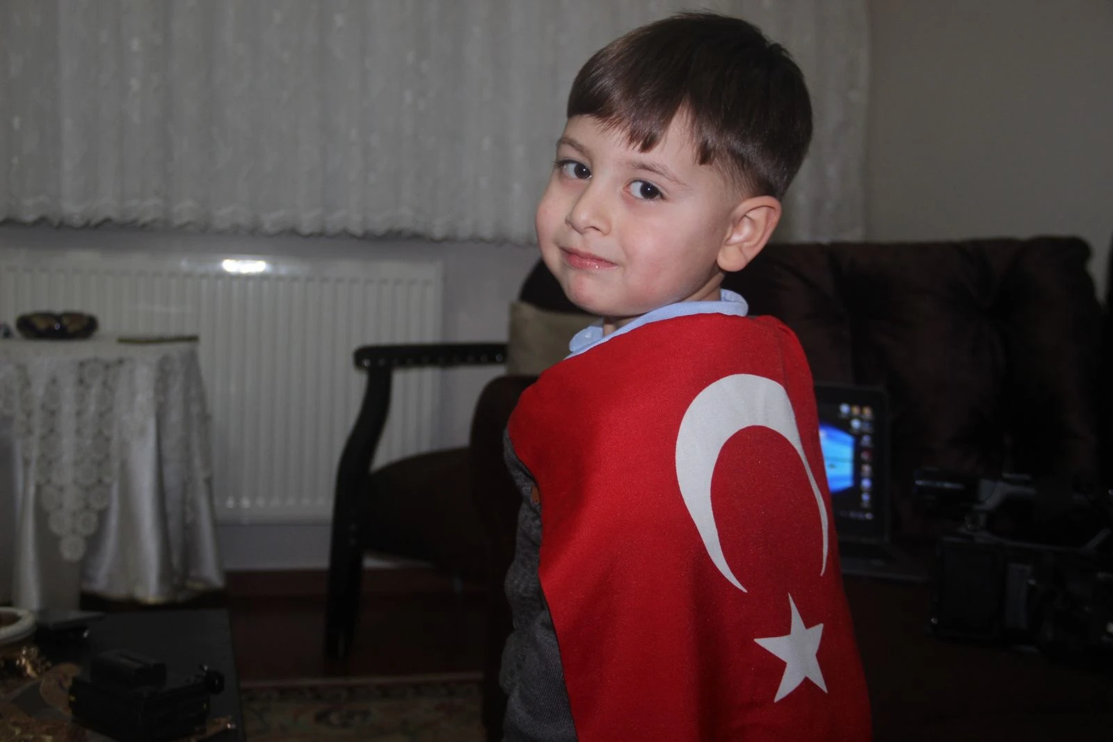 3 yaşındaki çocuk okumayı öğrenmeden İstiklal Marşı'nın 10 kıtasını ezberledi