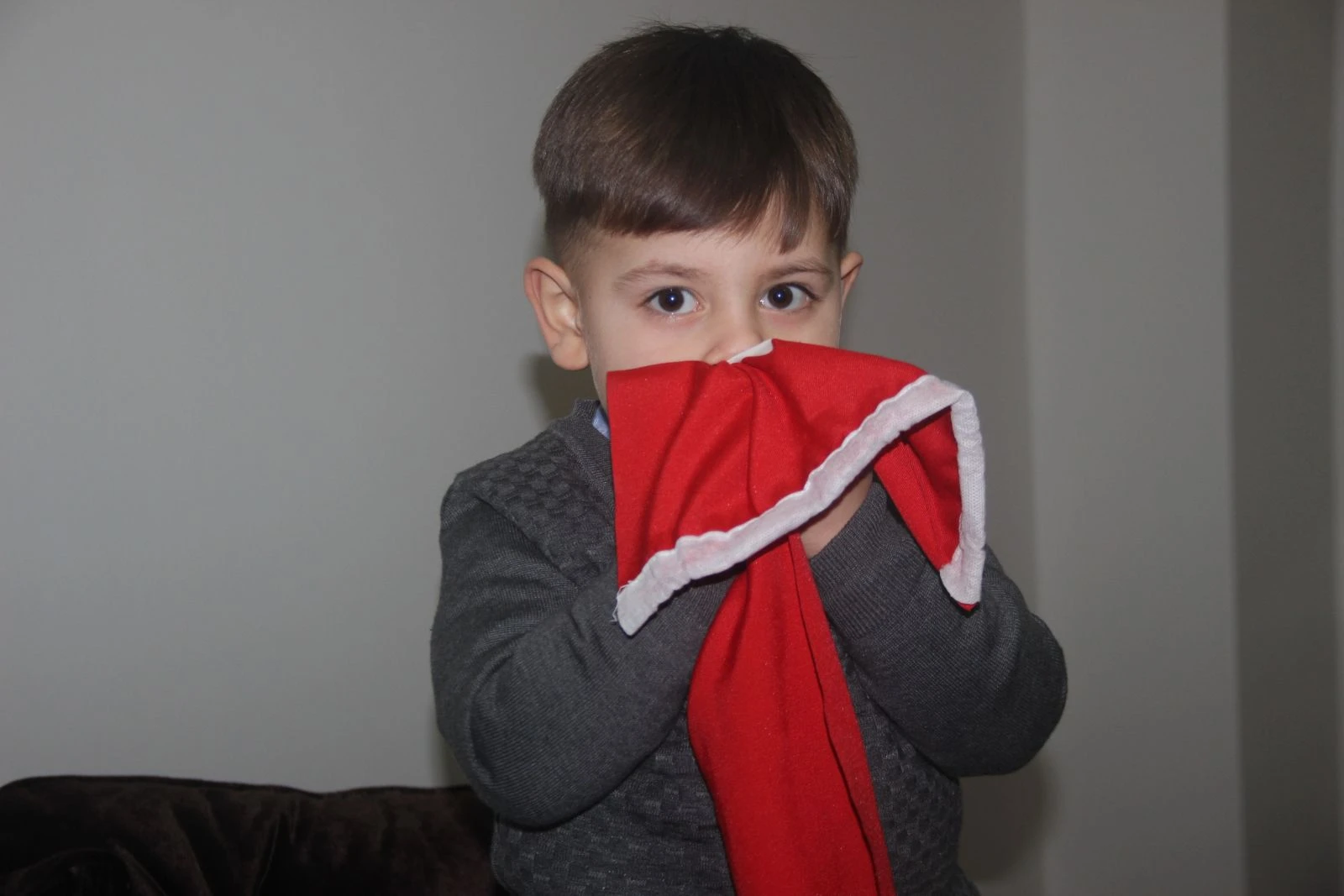 3 yaşındaki çocuk okumayı öğrenmeden İstiklal Marşı'nın 10 kıtasını ezberledi