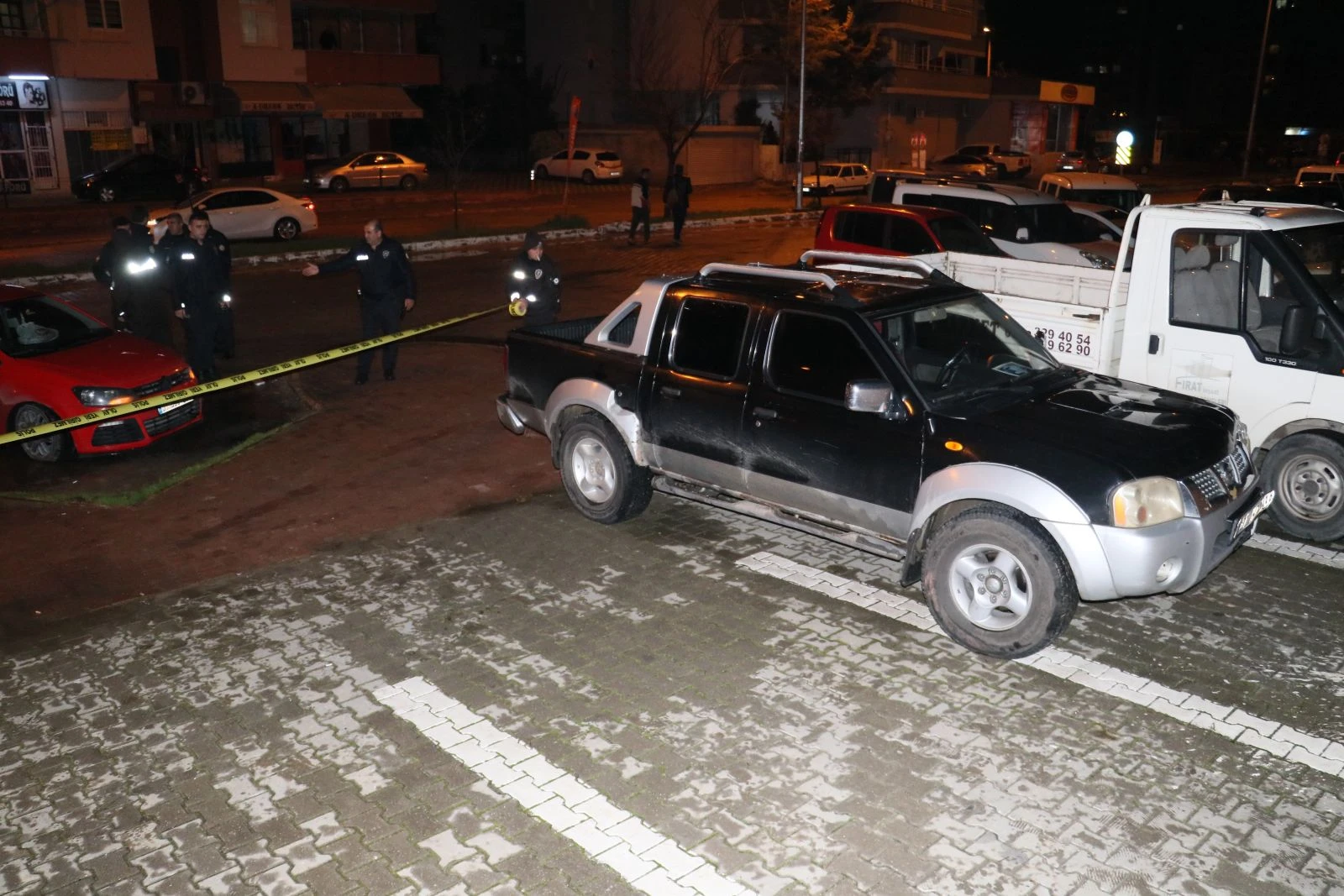 Alkollü sürücü uygulama yapan polise pikabıyla çarpıp kaçtı