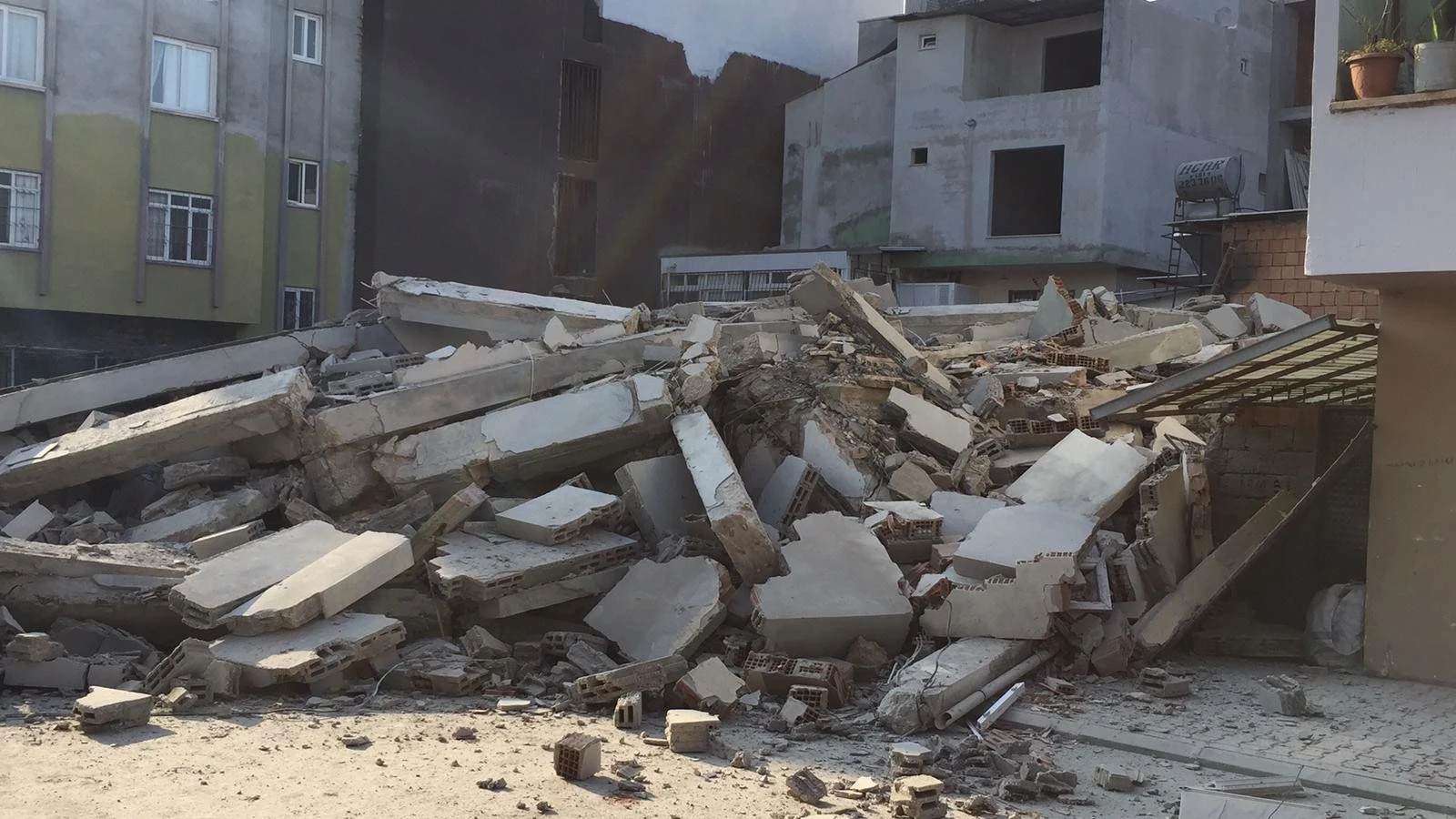 Mersin'de 4 katlı bir ev göçtü