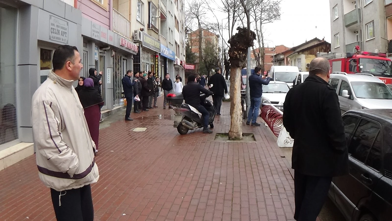 Çatı yangını mahalleliyi sokağa döktü