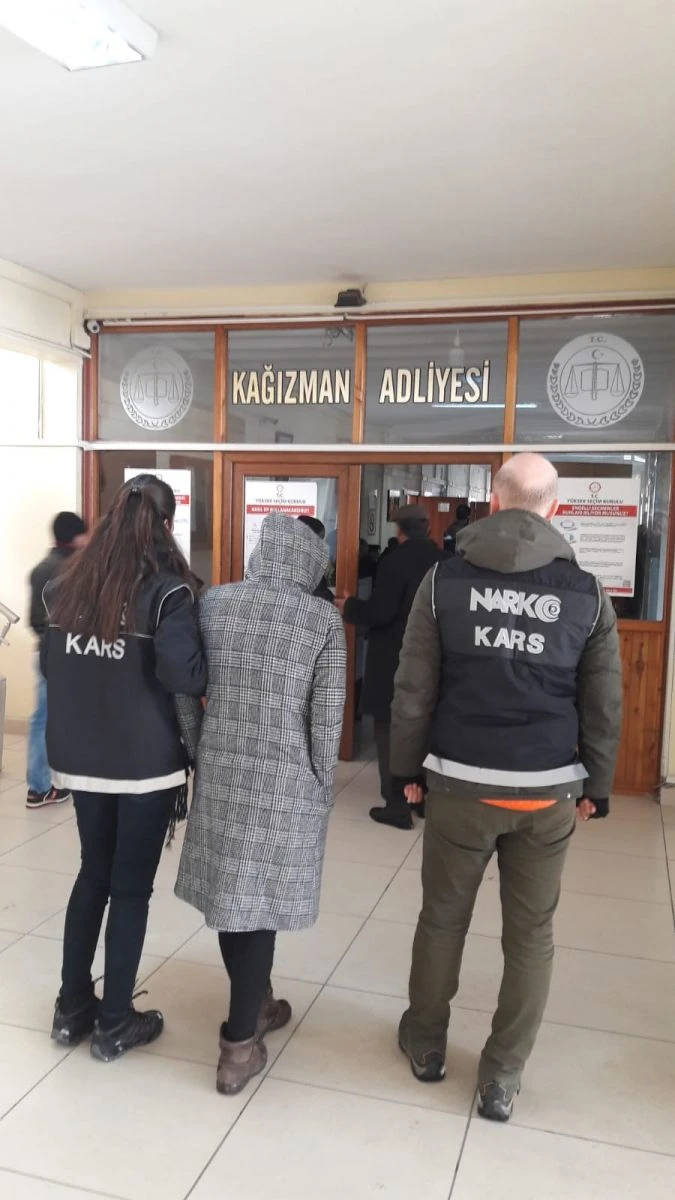 Kars’ta esrarı vücuduna saran kadın yakayı ele verdi