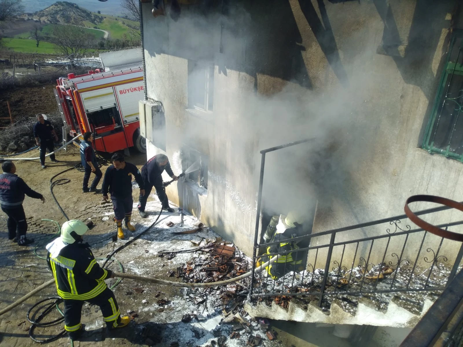 Evlerinin yanışını çaresizlik içinde izlediler