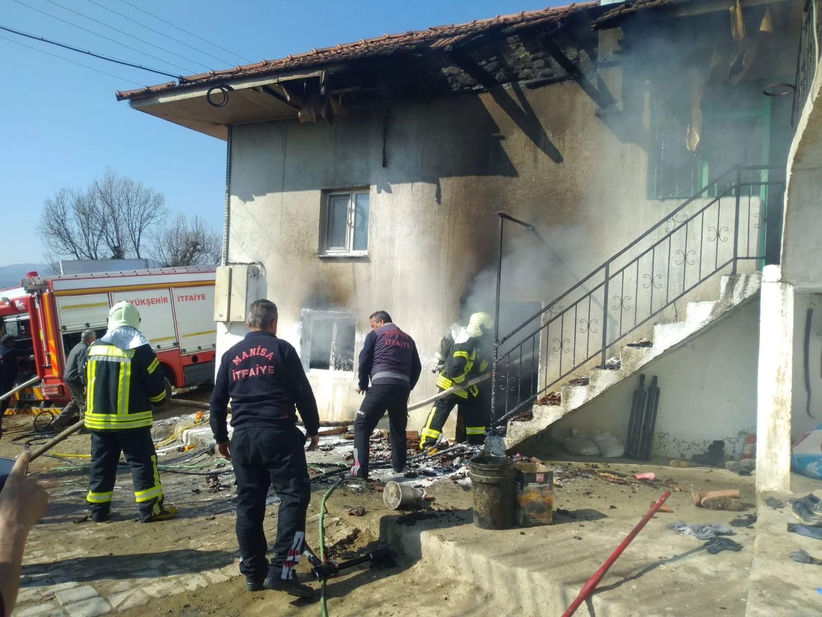 Evlerinin yanışını çaresizlik içinde izlediler