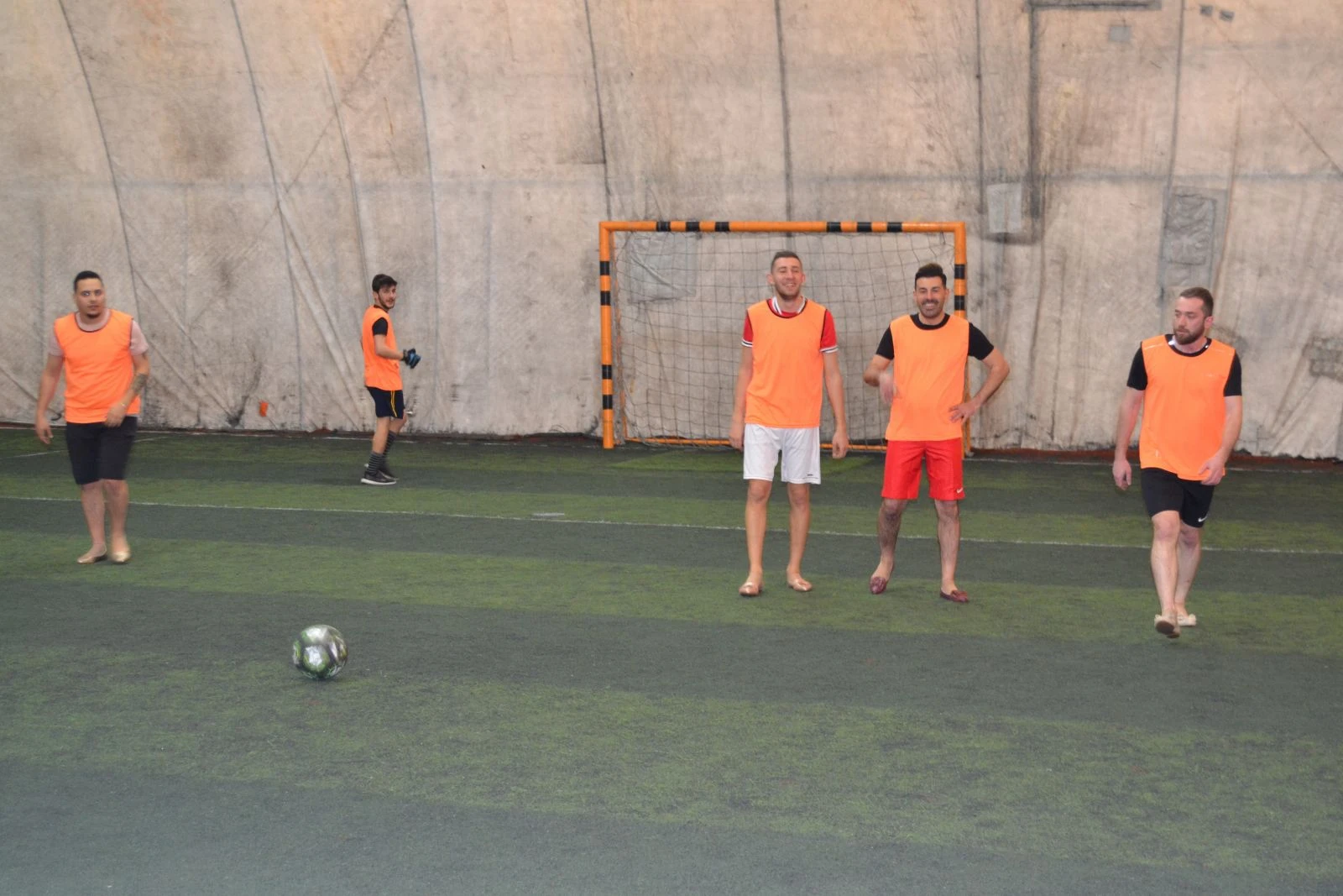 Topuklu ayakkabı ve babet giyen erkekler kadın futbolcularla maç yaptı