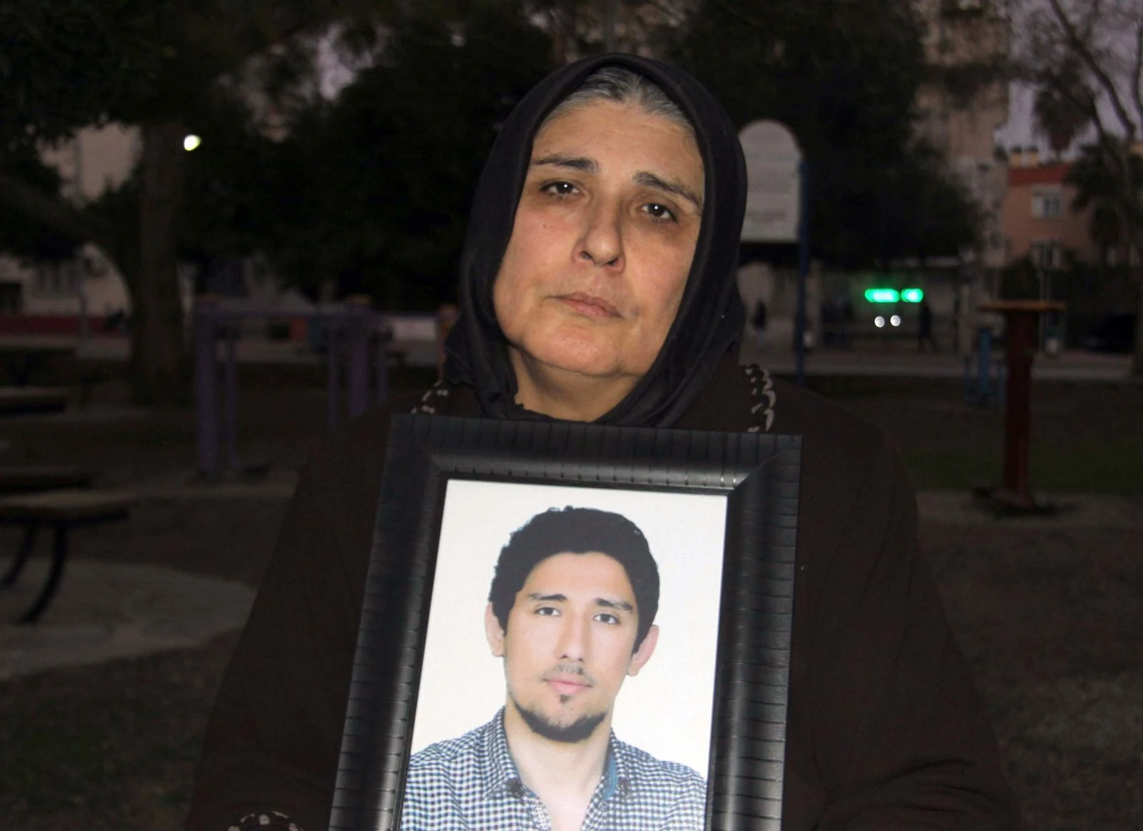 Oğlunun öldüğü caddeye bakamıyor, otobüse binemiyor