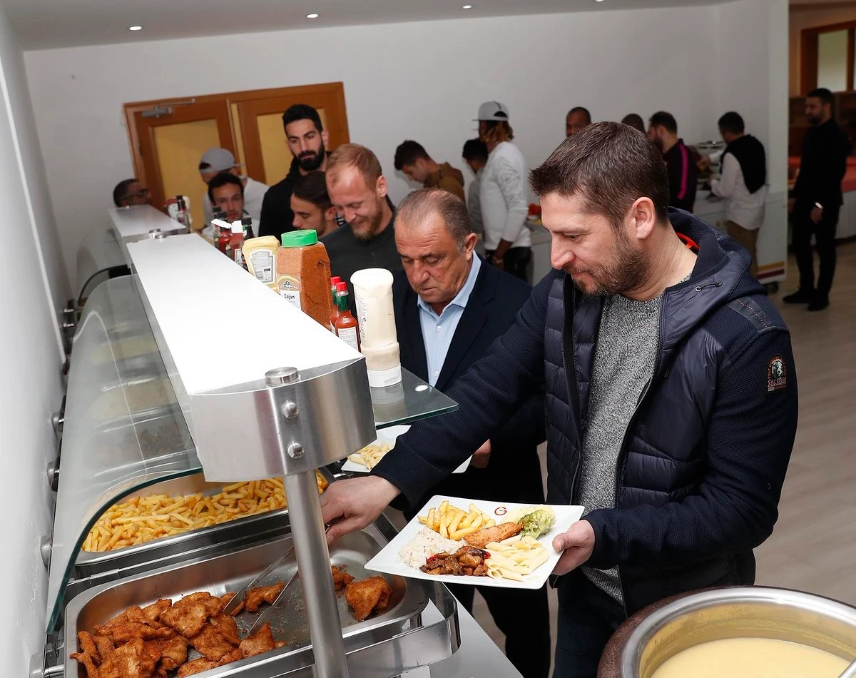 Galatasaraylı futbolcular, eşlerine yemek servisi yaptı