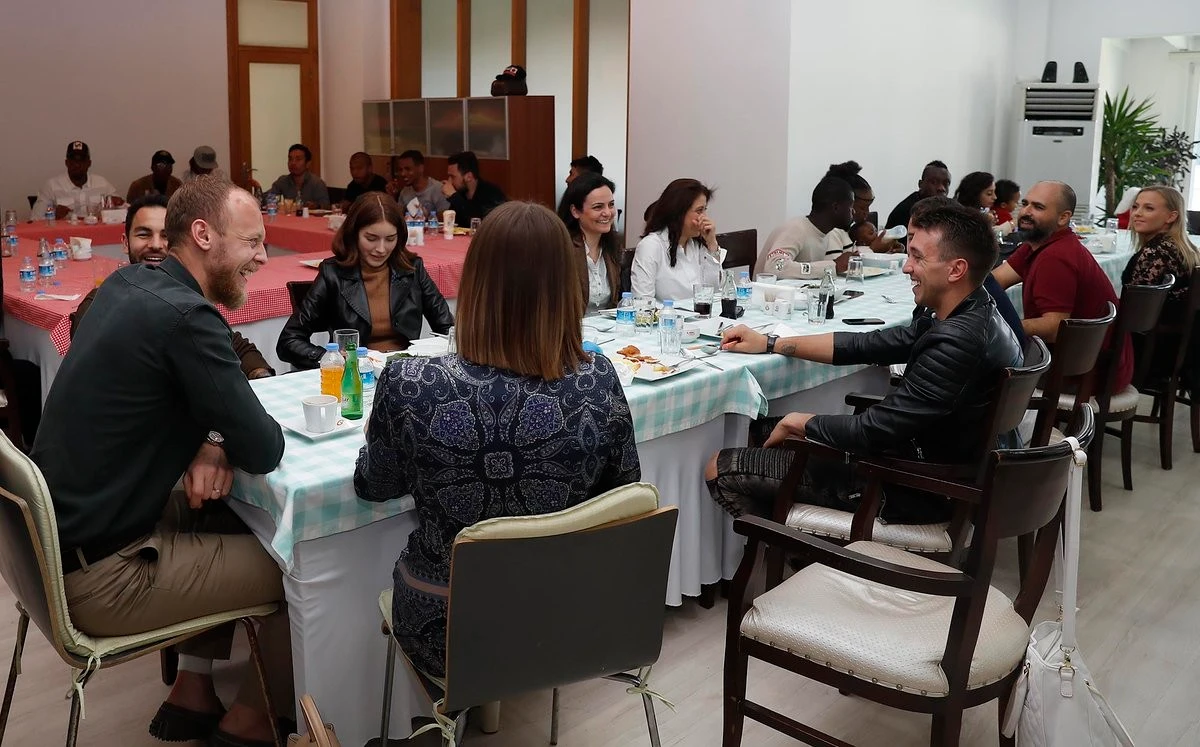 Galatasaraylı futbolcular, eşlerine yemek servisi yaptı