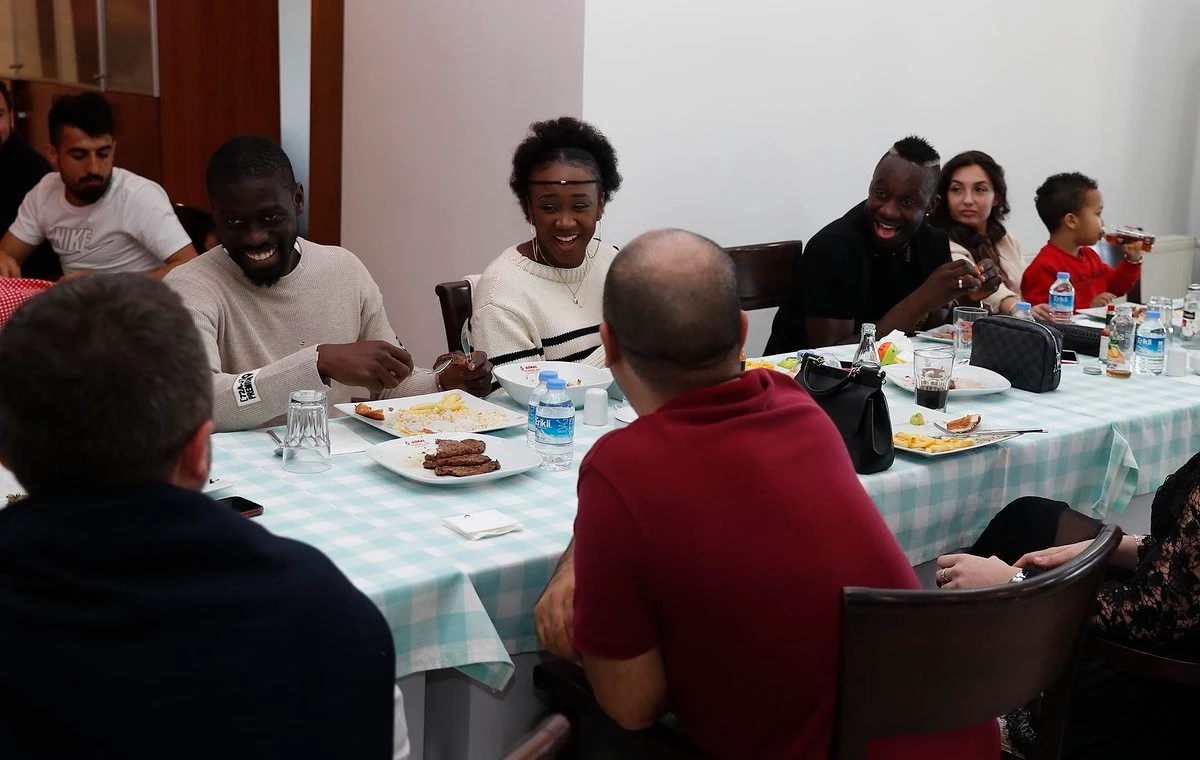 Galatasaraylı futbolcular, eşlerine yemek servisi yaptı