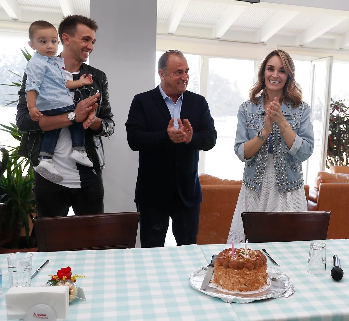 Galatasaraylı futbolcular, eşlerine yemek servisi yaptı