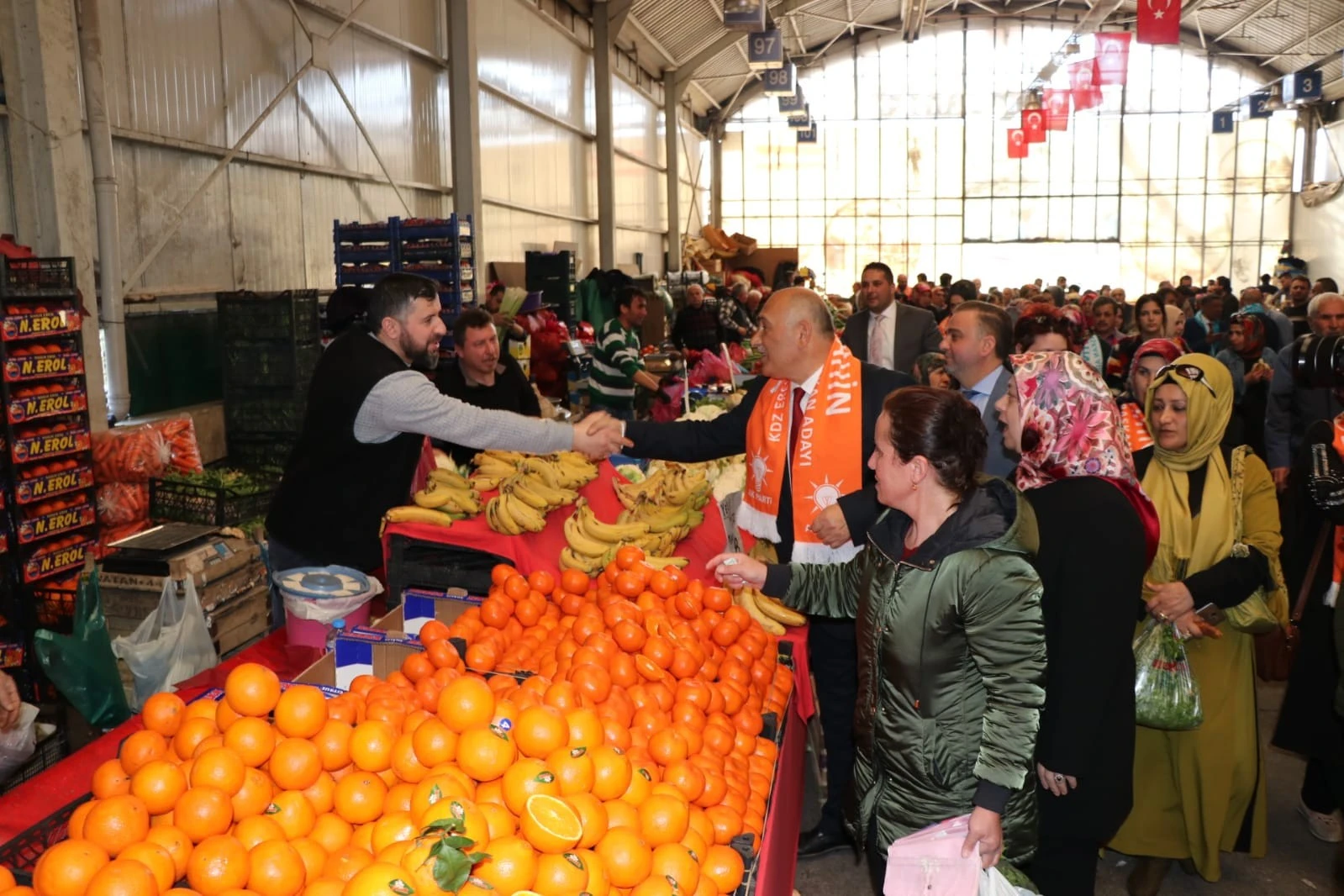 Pazaryerine 100 kişiyle girdi alışveriş yaptı